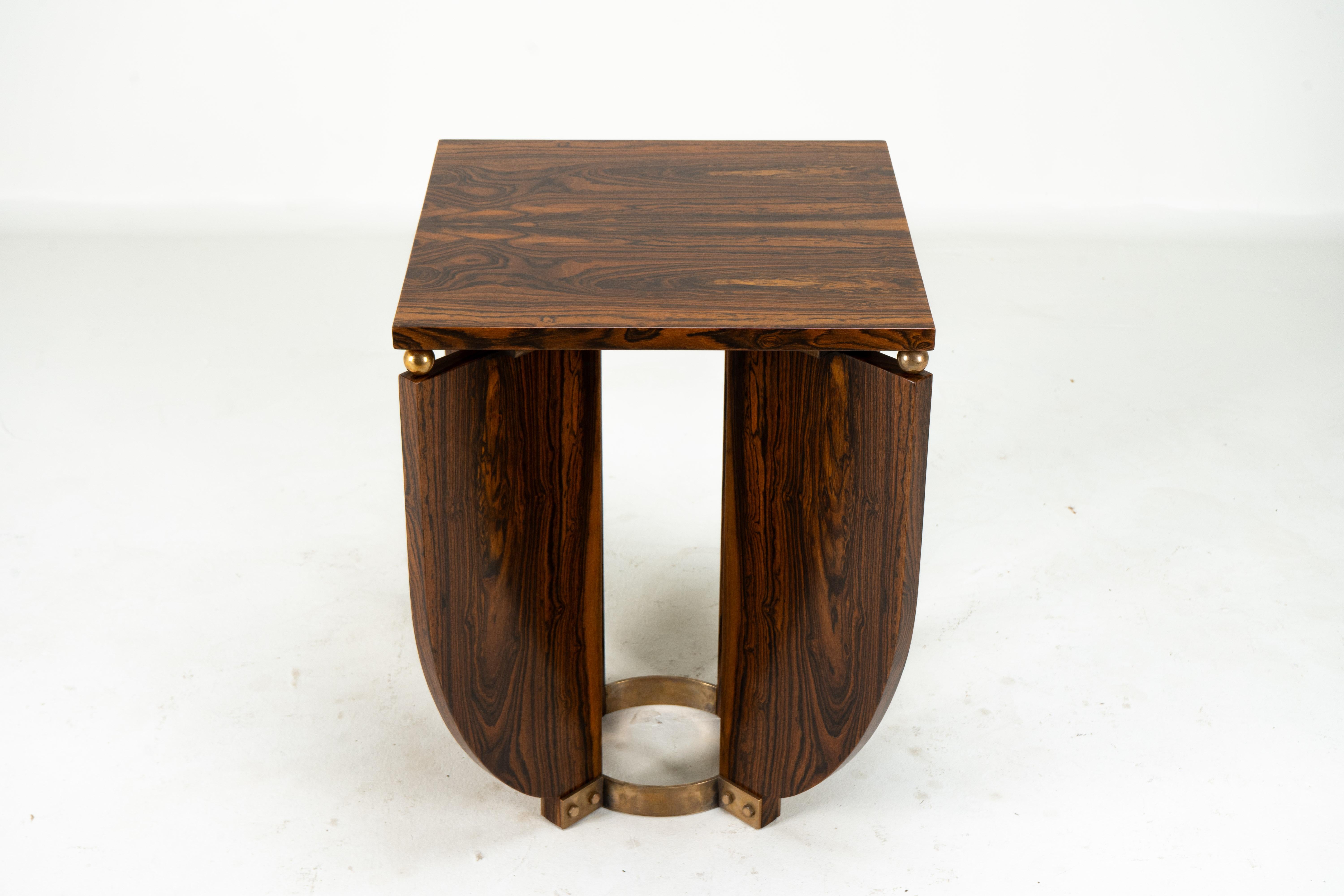 An Art Deco Style End Table With a Brass Base (Französisch) im Angebot