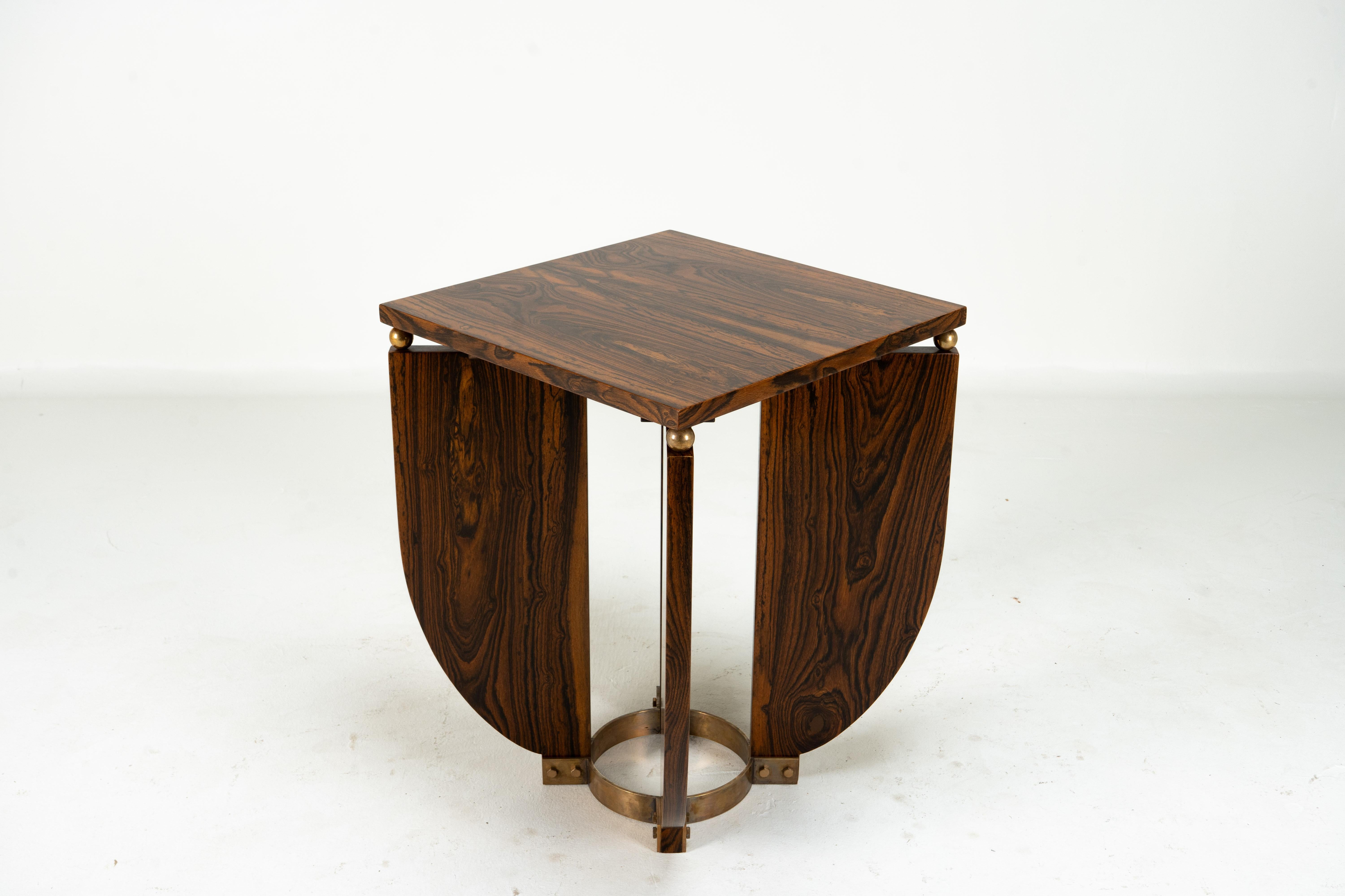 An Art Deco Style End Table With a Brass Base (Furnier) im Angebot