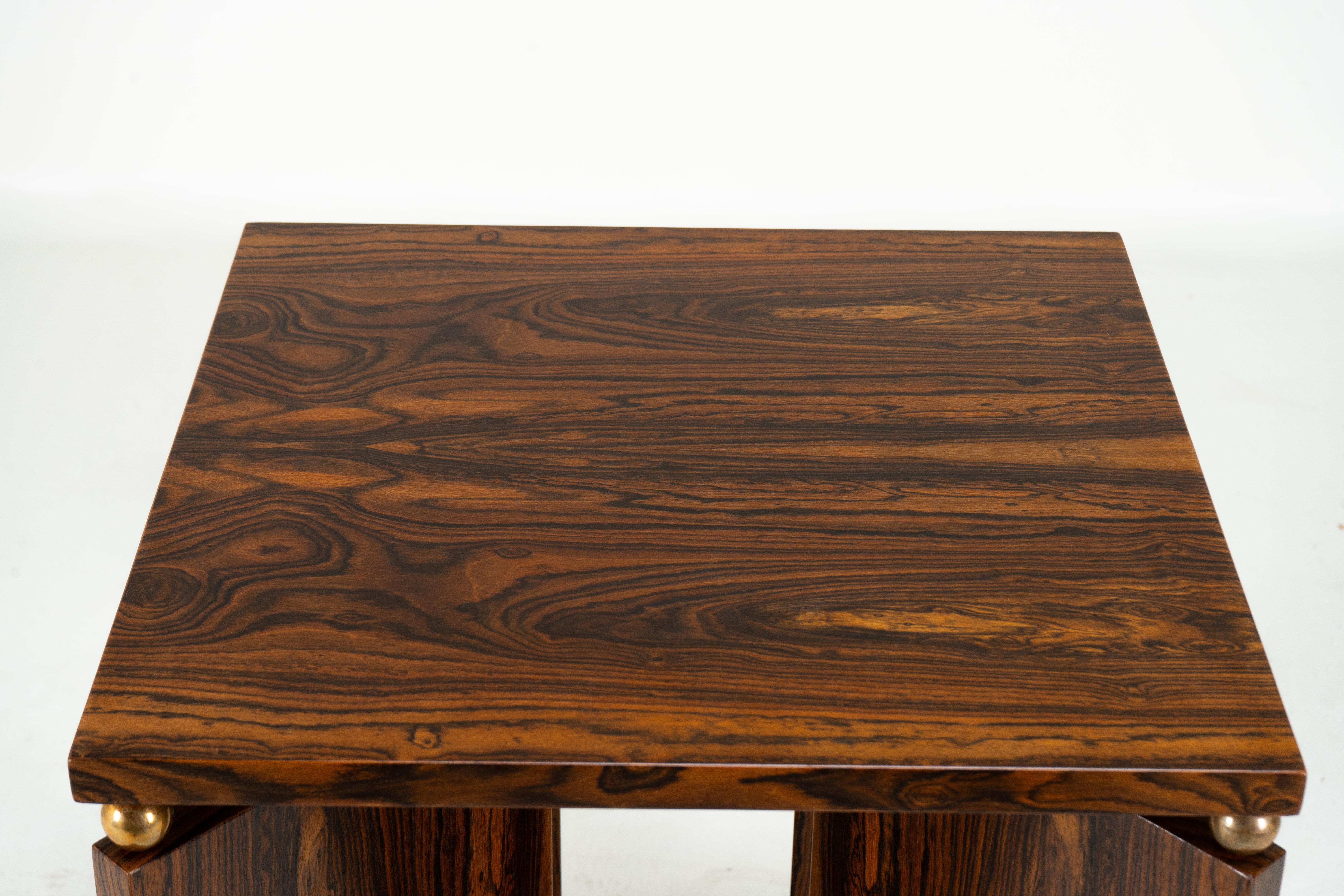 An Art Deco Style End Table With a Brass Base im Zustand „Gut“ im Angebot in Chicago, IL