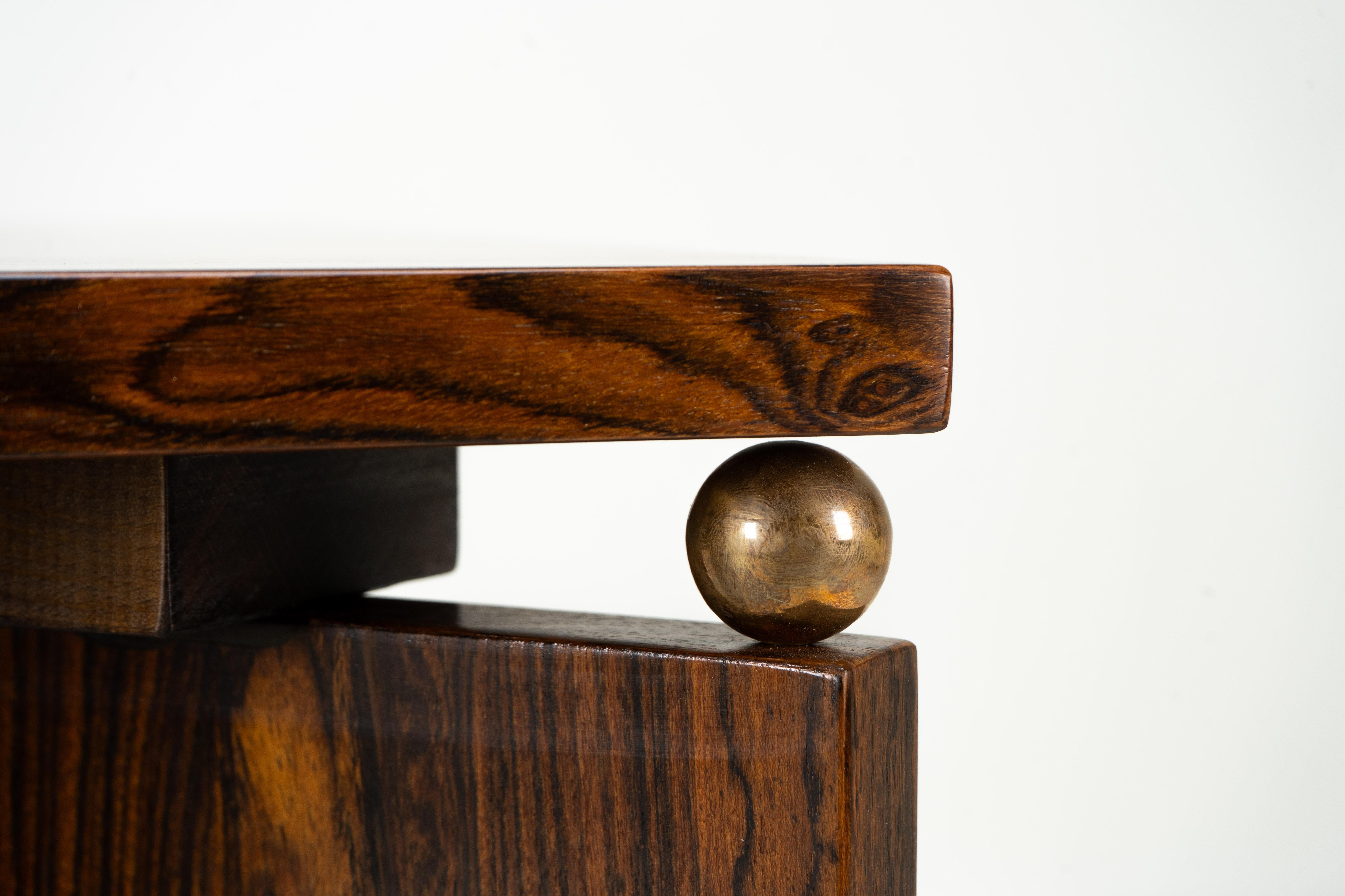 An Art Deco Style End Table With a Brass Base (21. Jahrhundert und zeitgenössisch) im Angebot