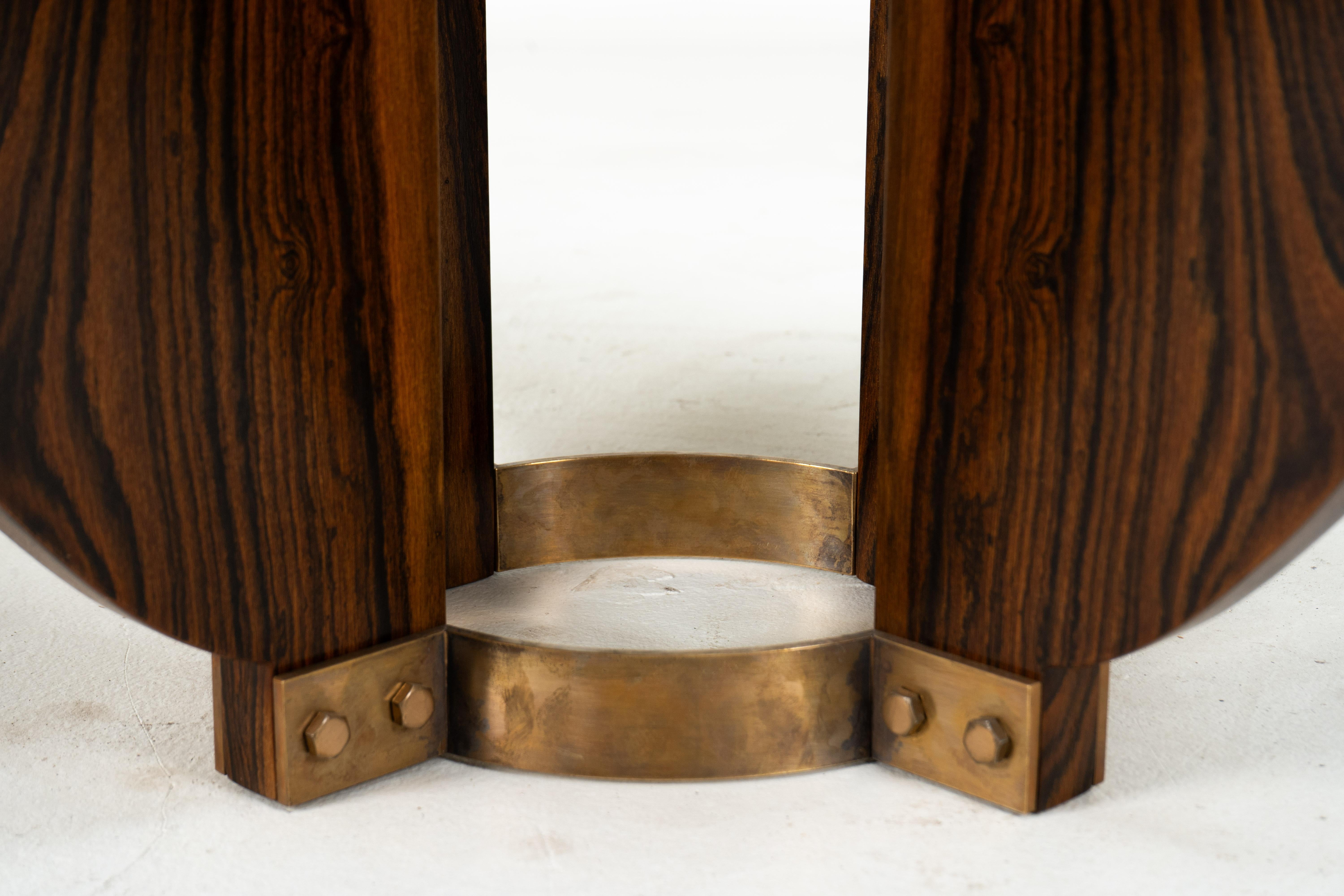 An Art Deco Style End Table With a Brass Base (Messing) im Angebot