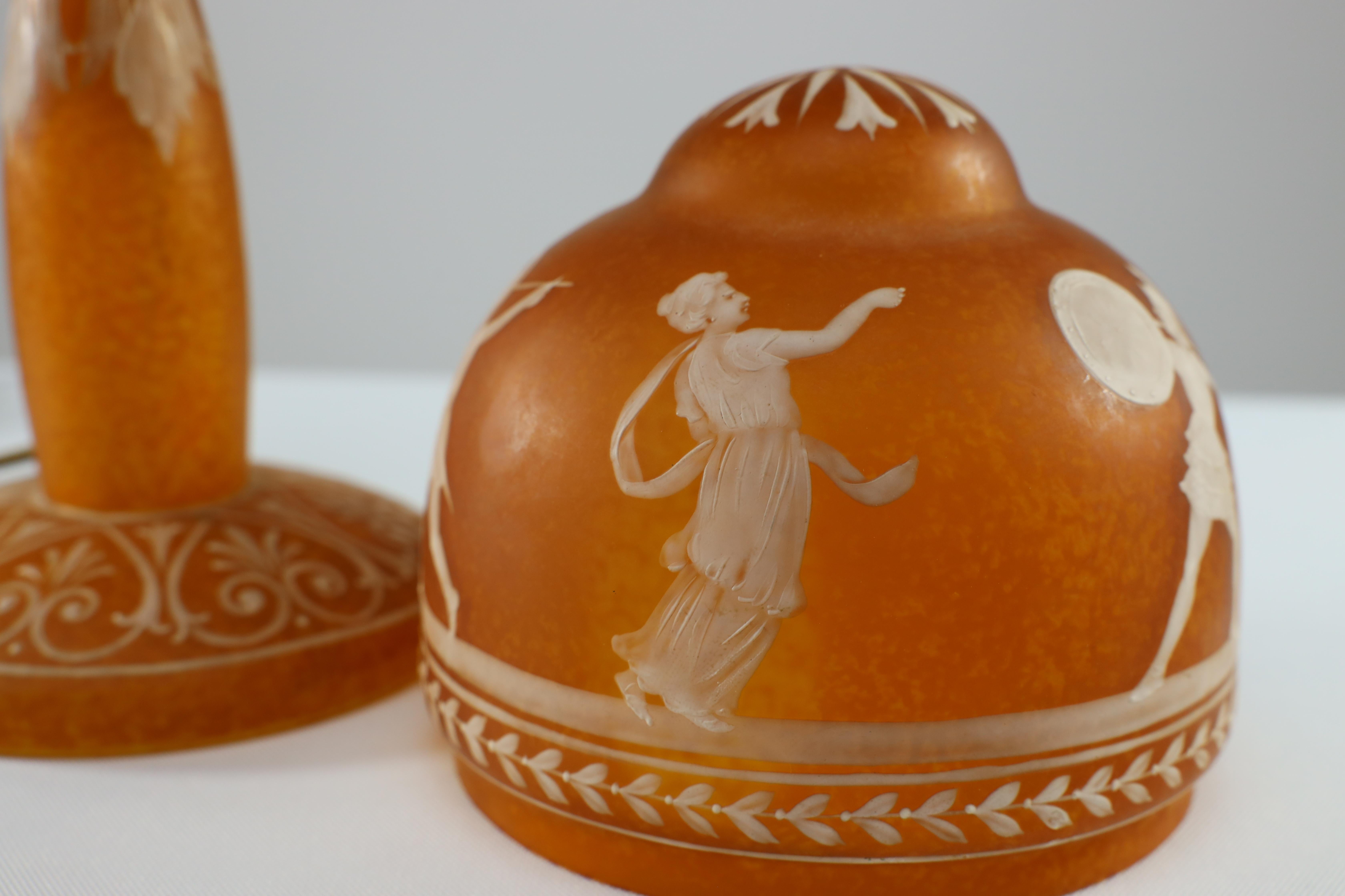 Eine handbemalte orangefarbene Tischlampe aus gesprenkeltem, gesprenkeltem Kamee-Glas im Art-déco-Stil im Angebot 3