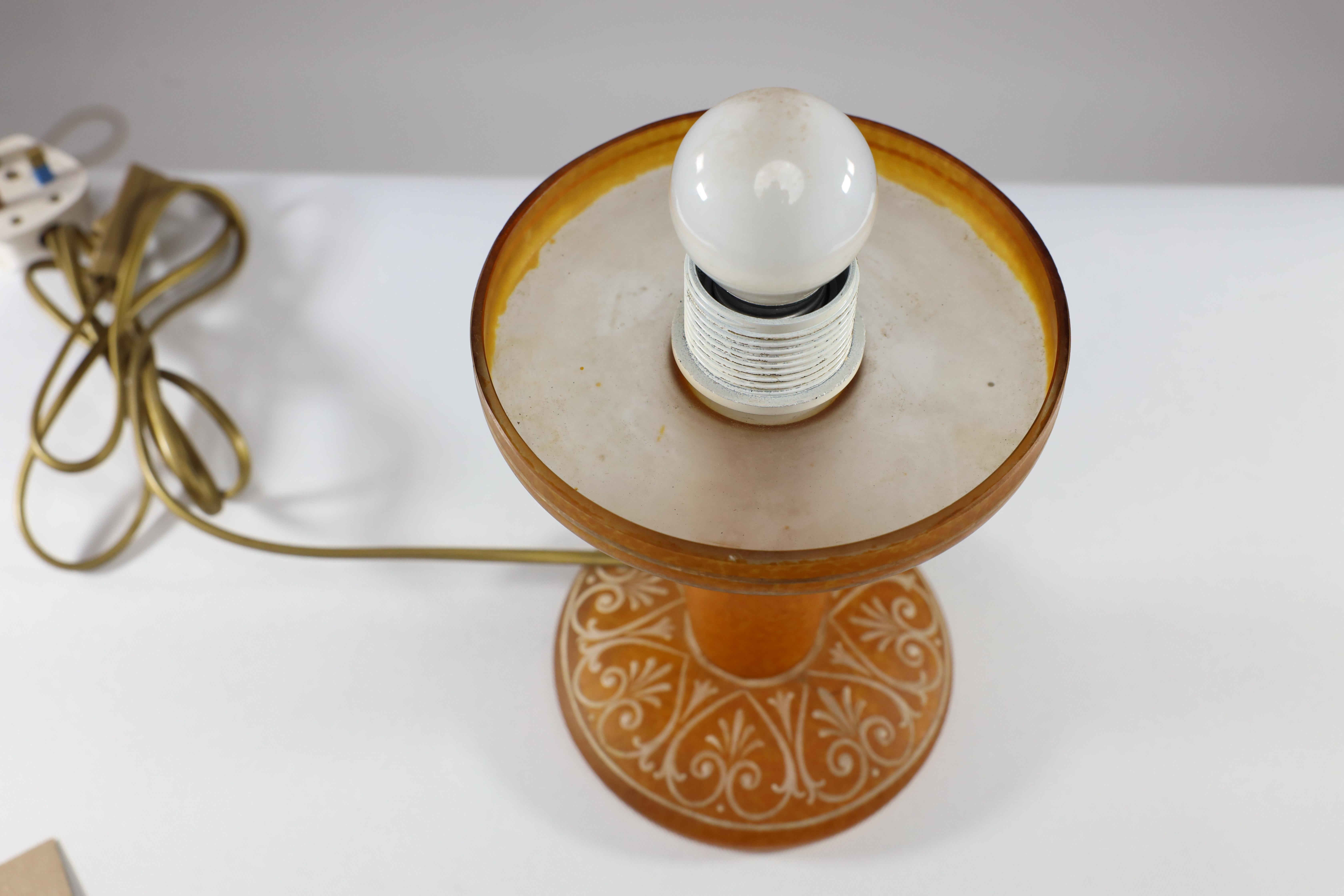Lampe de table de style Art déco en verre camée peint à la main, orange tacheté en vente 9