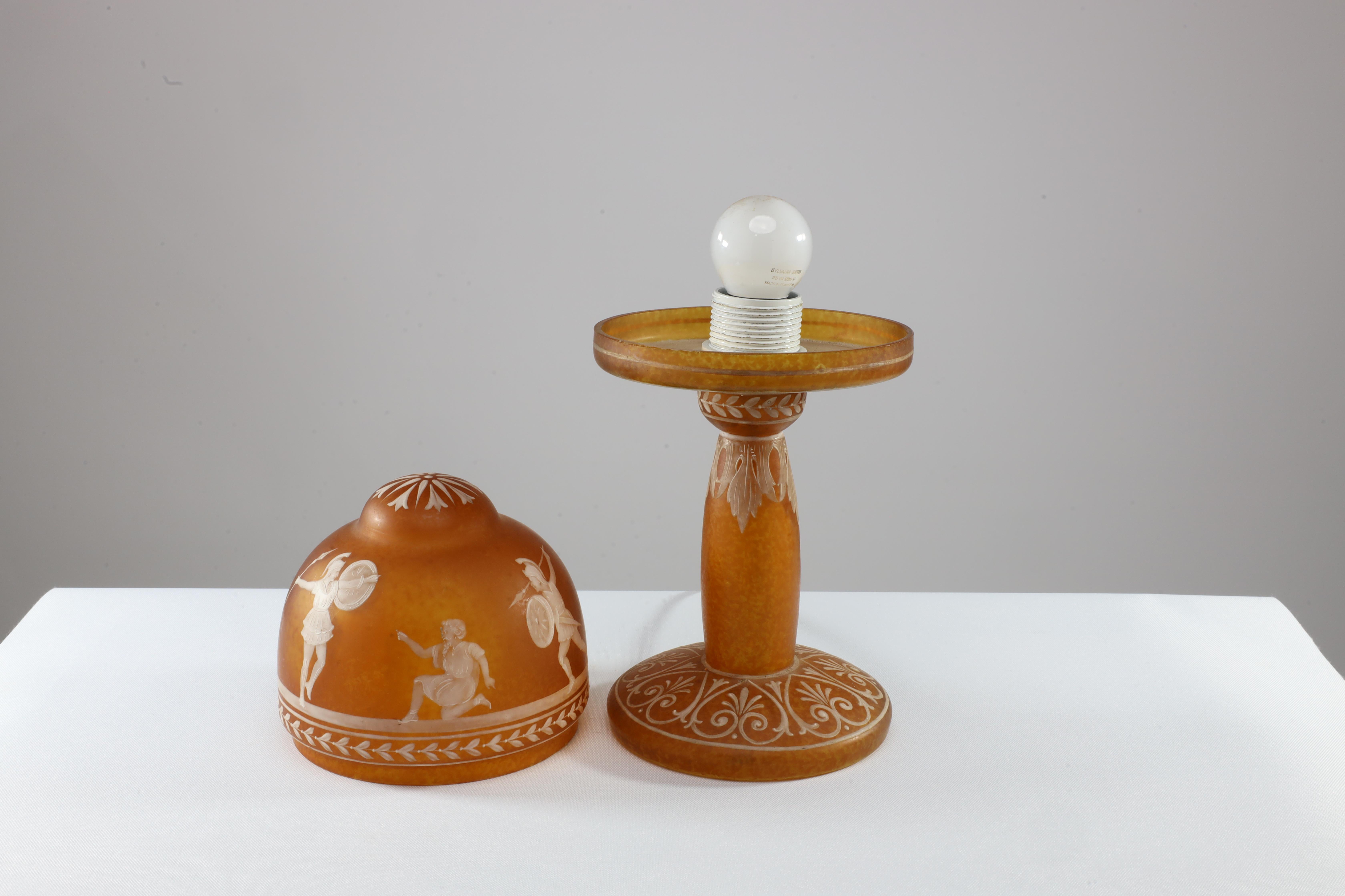 Eine handbemalte orangefarbene Tischlampe aus gesprenkeltem, gesprenkeltem Kamee-Glas im Art-déco-Stil im Zustand „Gut“ im Angebot in London, GB