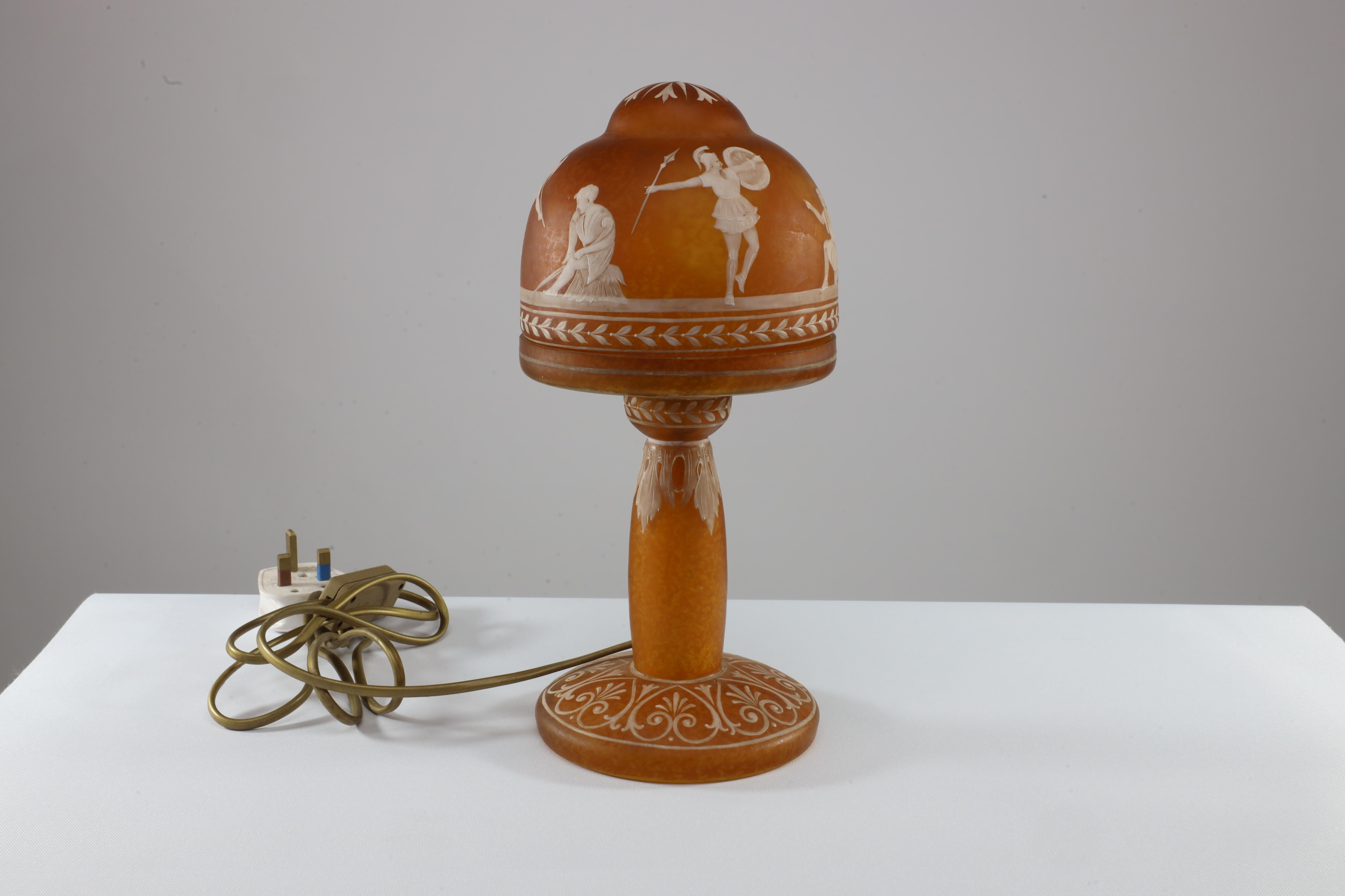 Eine handbemalte orangefarbene Tischlampe aus gesprenkeltem, gesprenkeltem Kamee-Glas im Art-déco-Stil (Mitte des 20. Jahrhunderts) im Angebot