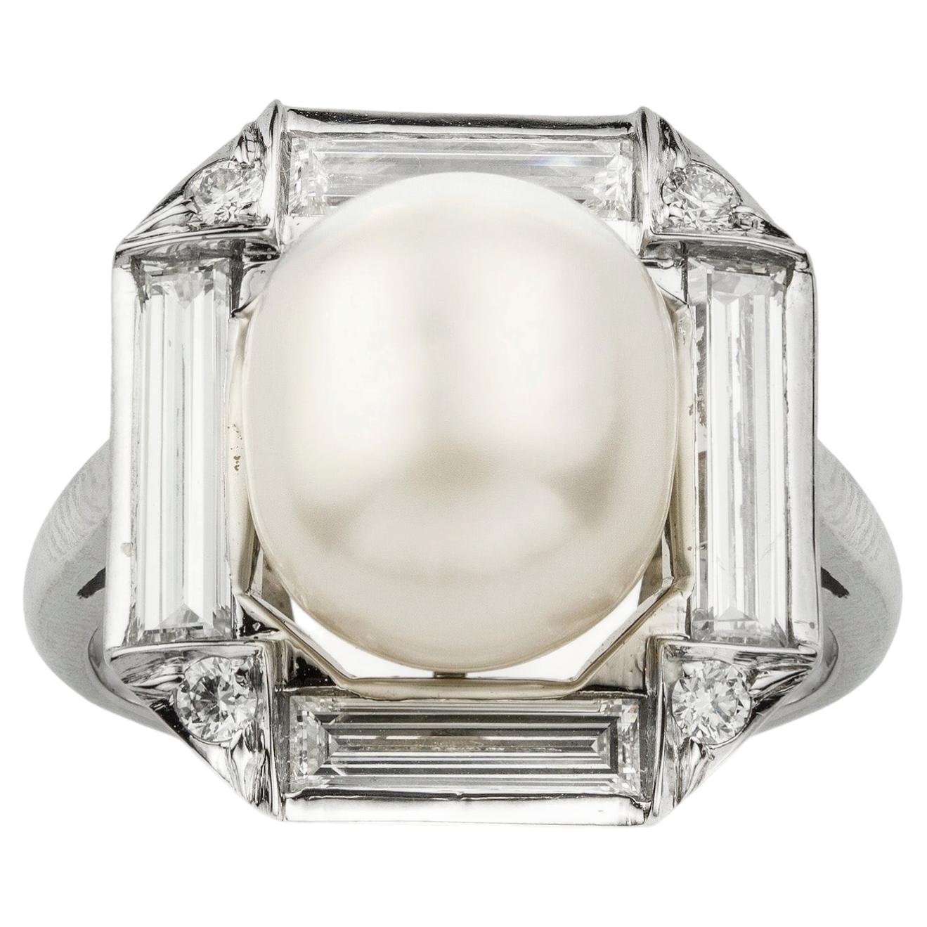 Un anello in stile Art Déco con perla naturale e diamanti a grappolo