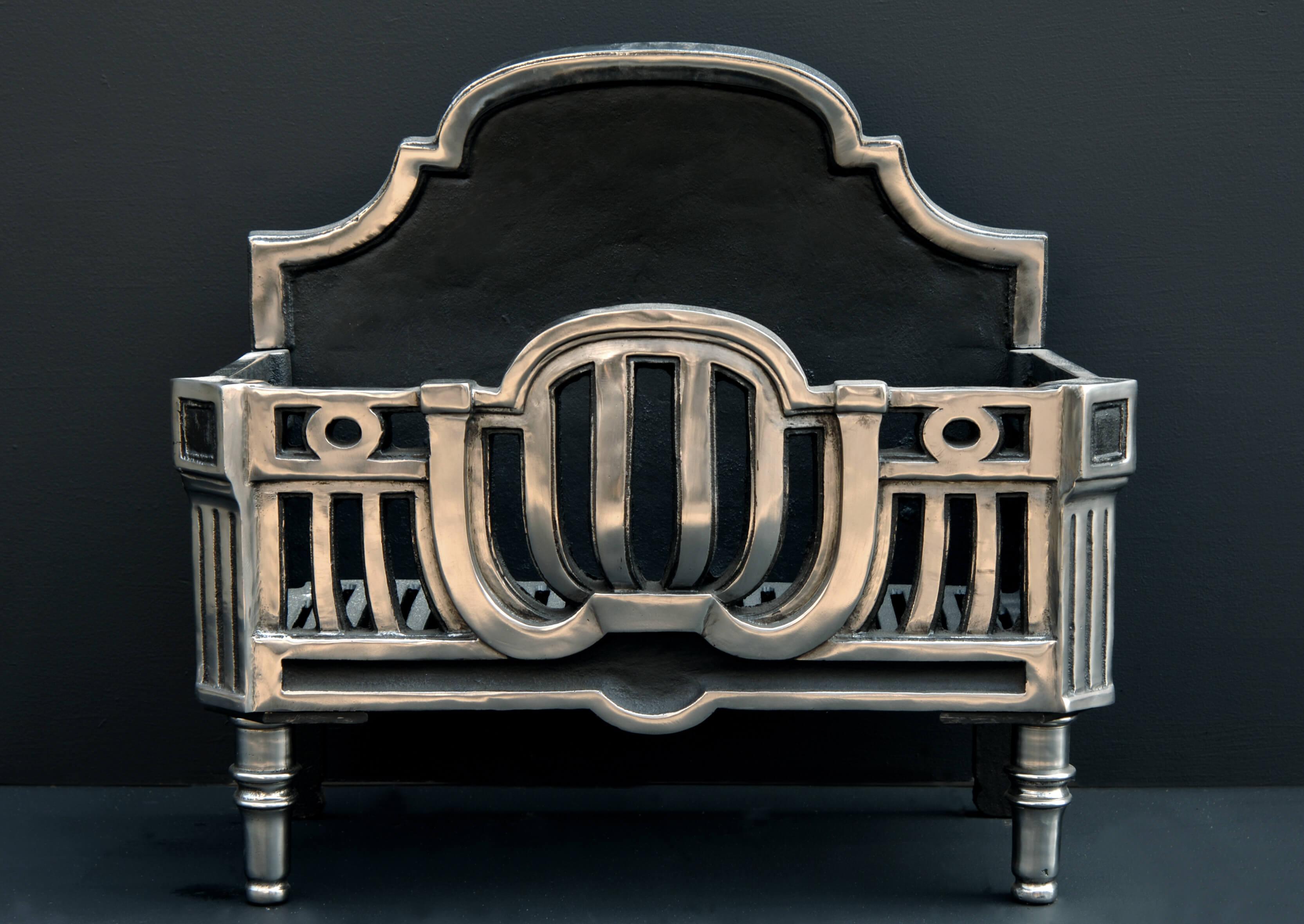 Polierter gusseiserner Kamin im Art-Deco-Stil, mit Rillen und Ringdesign auf der Vorderseite.

Maße: Breite vorne: 630 mm 24 ¾
