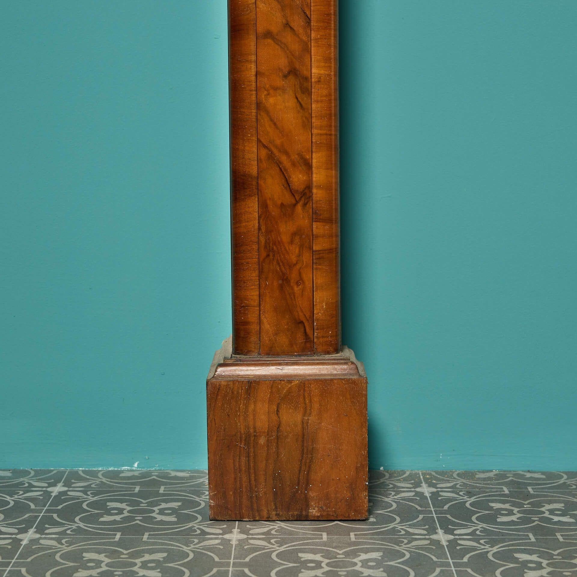 Repisa de chimenea Art Decó de nogal siglo XX en venta