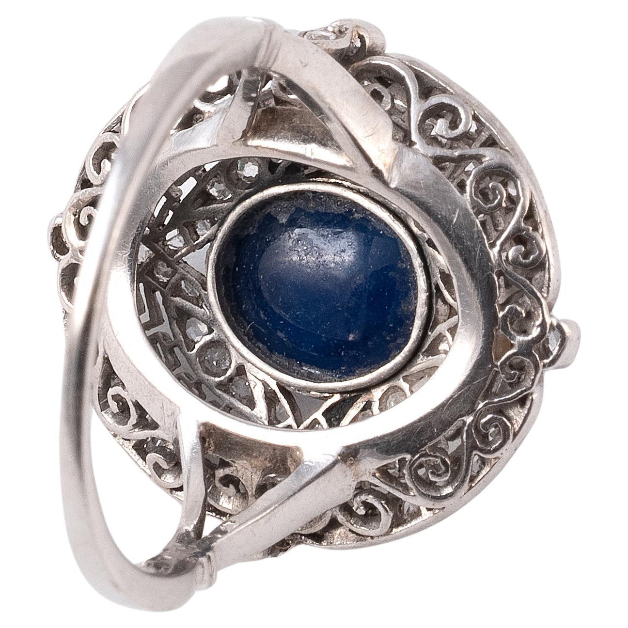Art Déco An Art Deco Sugarloaf Cabochon Sapphire And Diamond Plaque Ring Circa 1930 in vendita