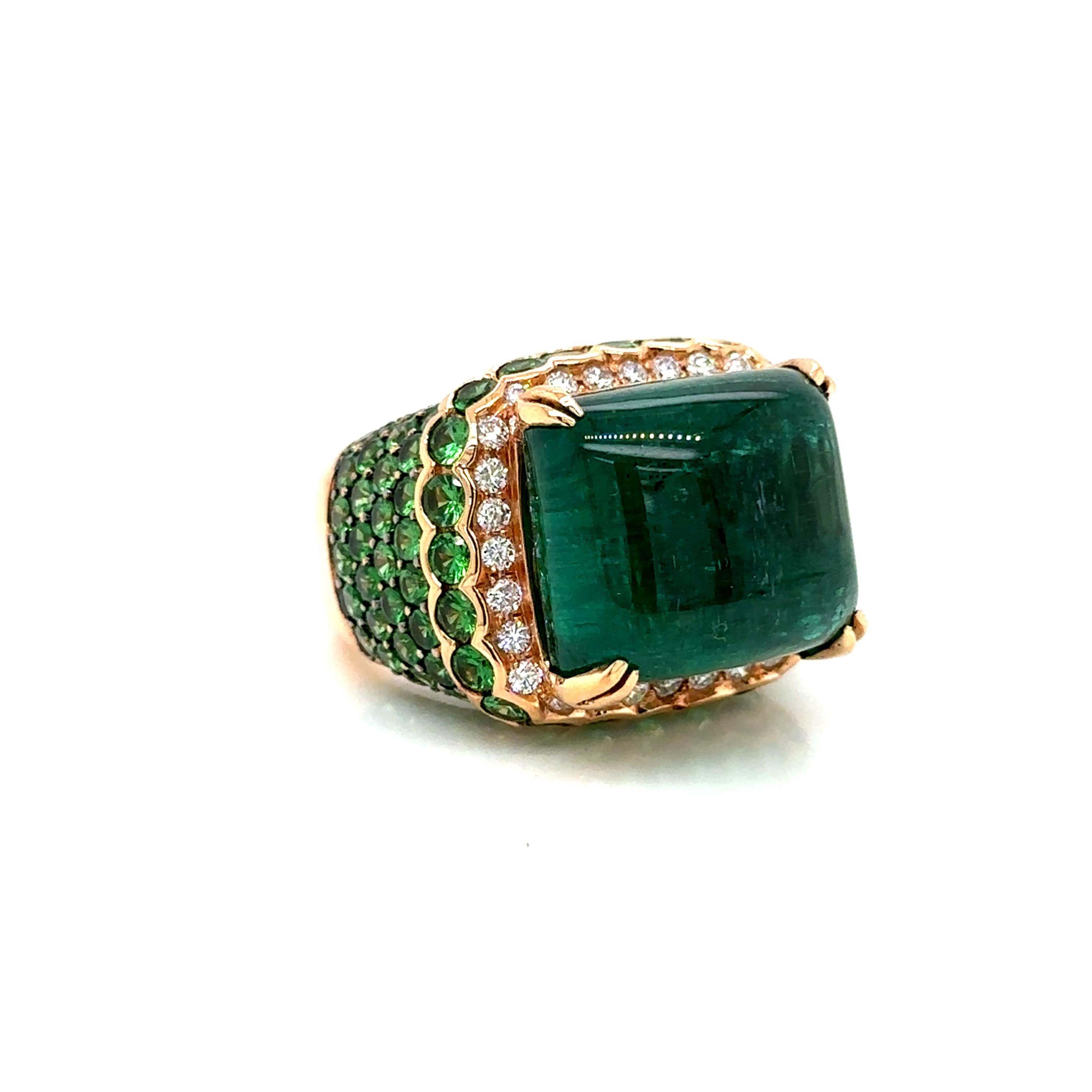 Or : 12,87 grammes
Émeraude : 28,18 carats, certifiée par Guild
Tsavorite : 6,13 carats
Diamants : 0,61 carats

Cette exceptionnelle bague Art déco est ornée d'une émeraude en pain de sucre de 28,18 carats, certifiée par Guild pour sa qualité et son