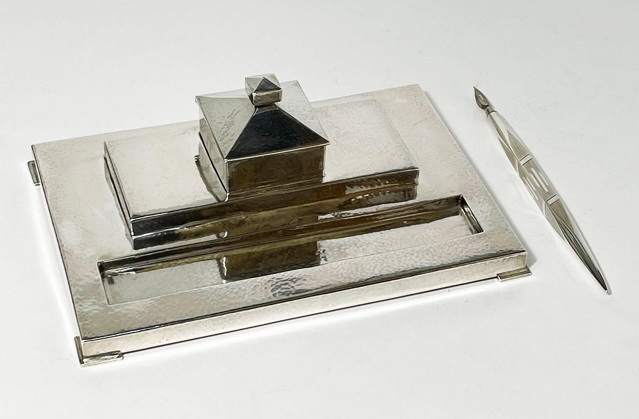 An Art Deco Swedish hammered silver ink well with silver pen. 

It is a complete set made and marked by the same maker Kynning Silvervaruverkstad GV Stockholm (1938-1972)
Marked with the Swedish silver mark GVK 830 en the pen also with GVK and