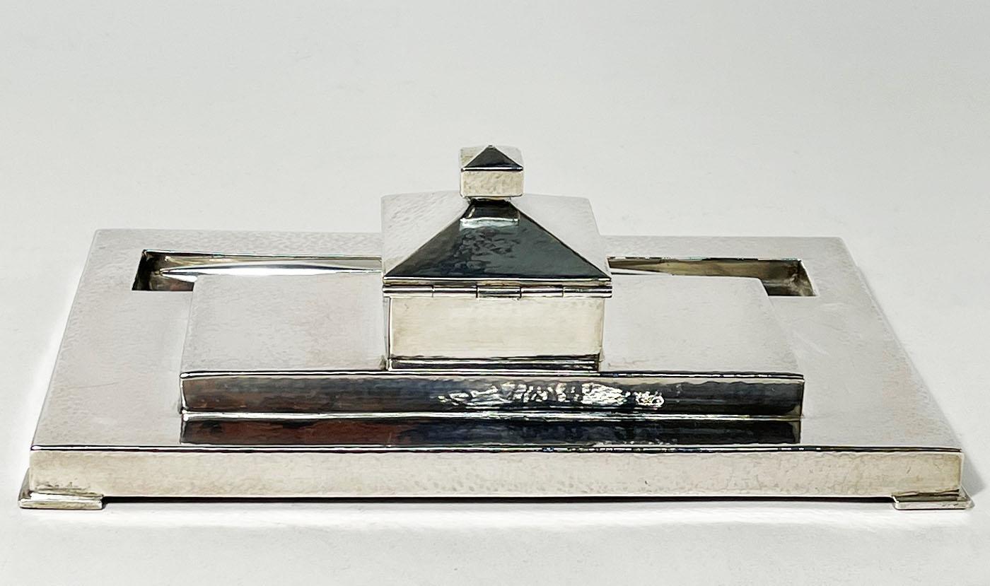 XX secolo Pozzo d'inchiostro Art-Deco svedese in argento martellato con penna in argento in vendita