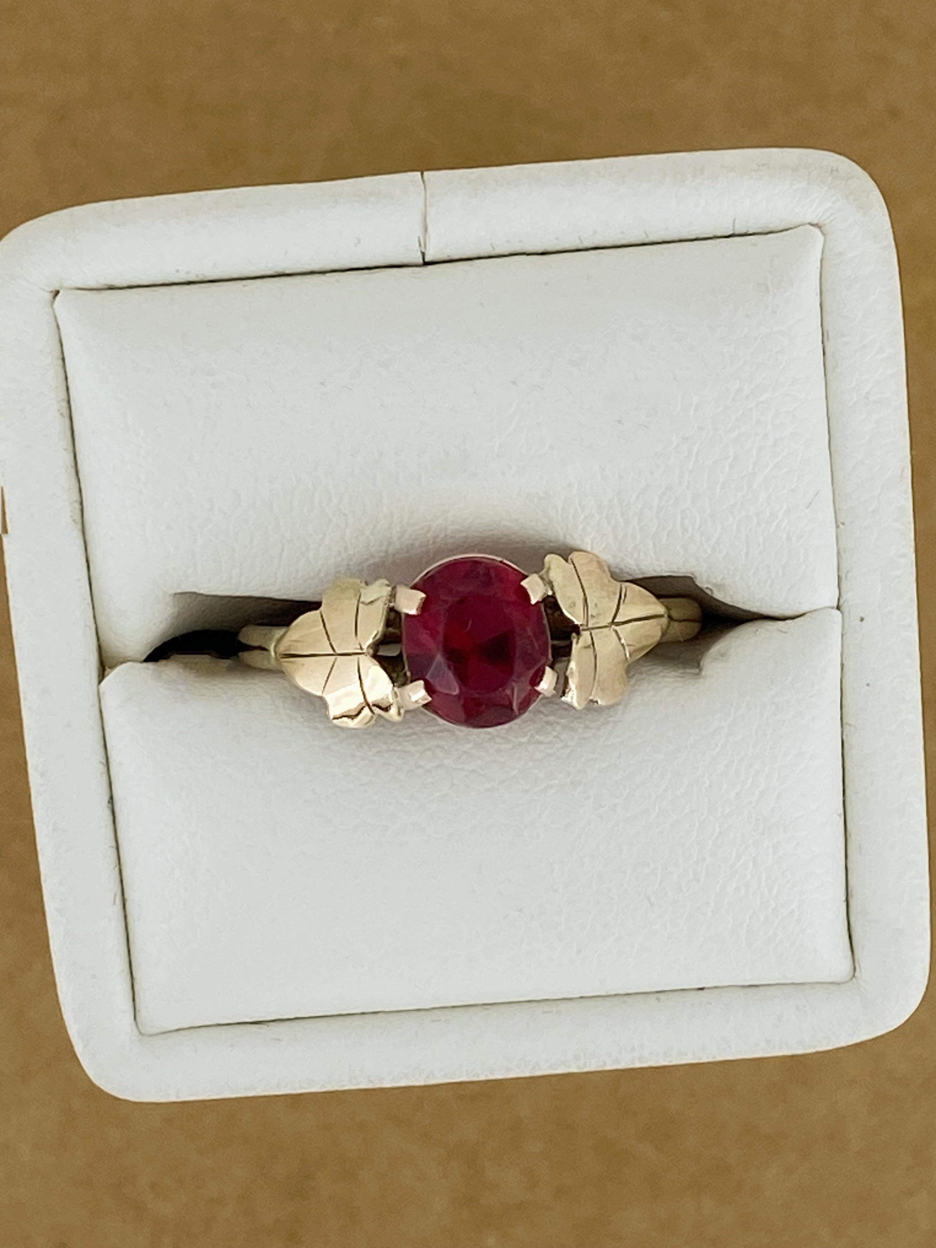D'une conception exquise, cette bague de robe Art-Déco des années 1930 
est serti d'un spinelle synthétique ovale 
d'une couleur rouge framboise étonnante, 
de dimensions impressionnantes (8 mm x 7 mm), 
à l'intérieur d'un magnifique motif de