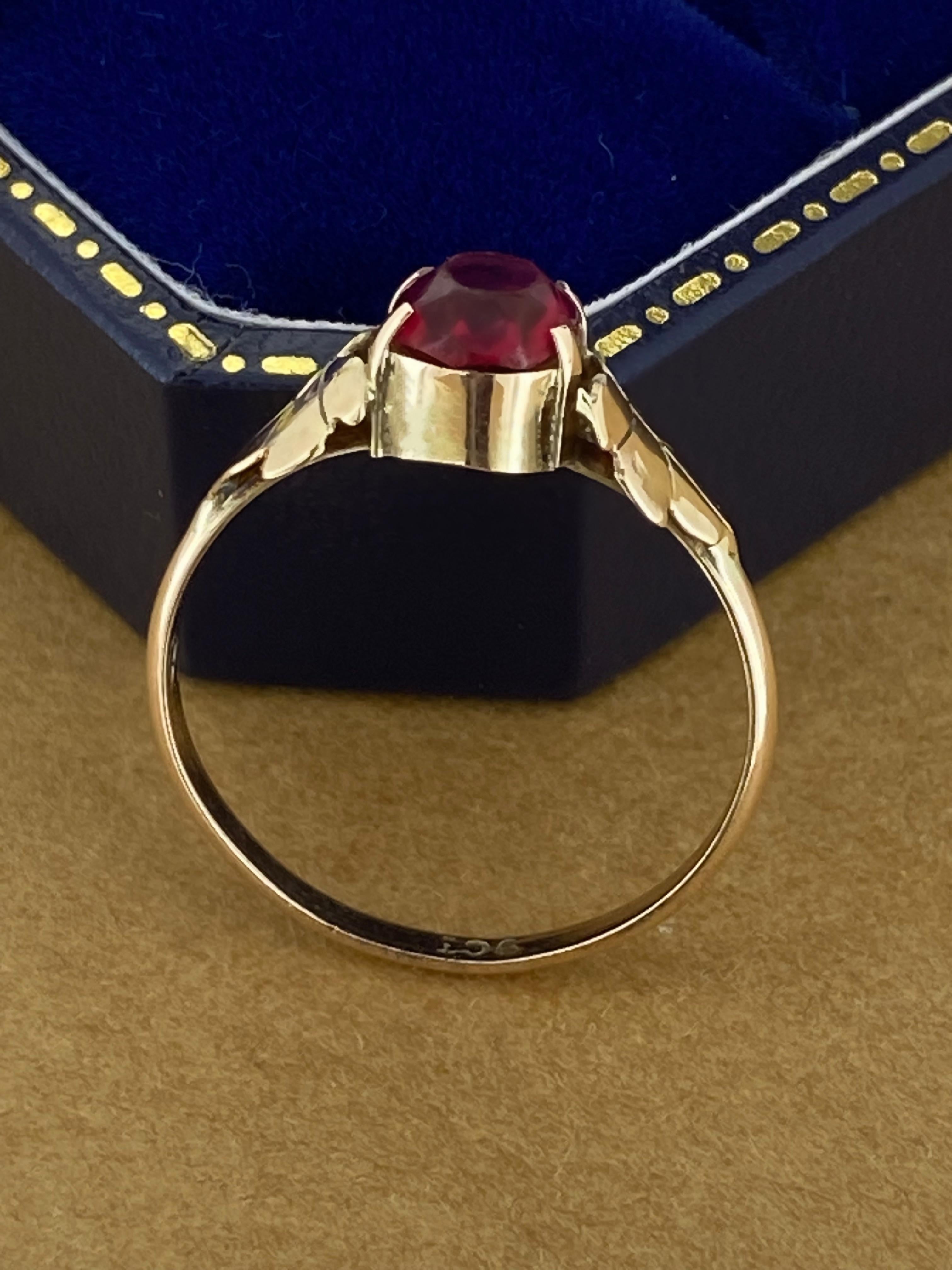 Taille ovale Bague solitaire Art déco faite à la main en or rose 9 carats et spinelle synthétique en vente