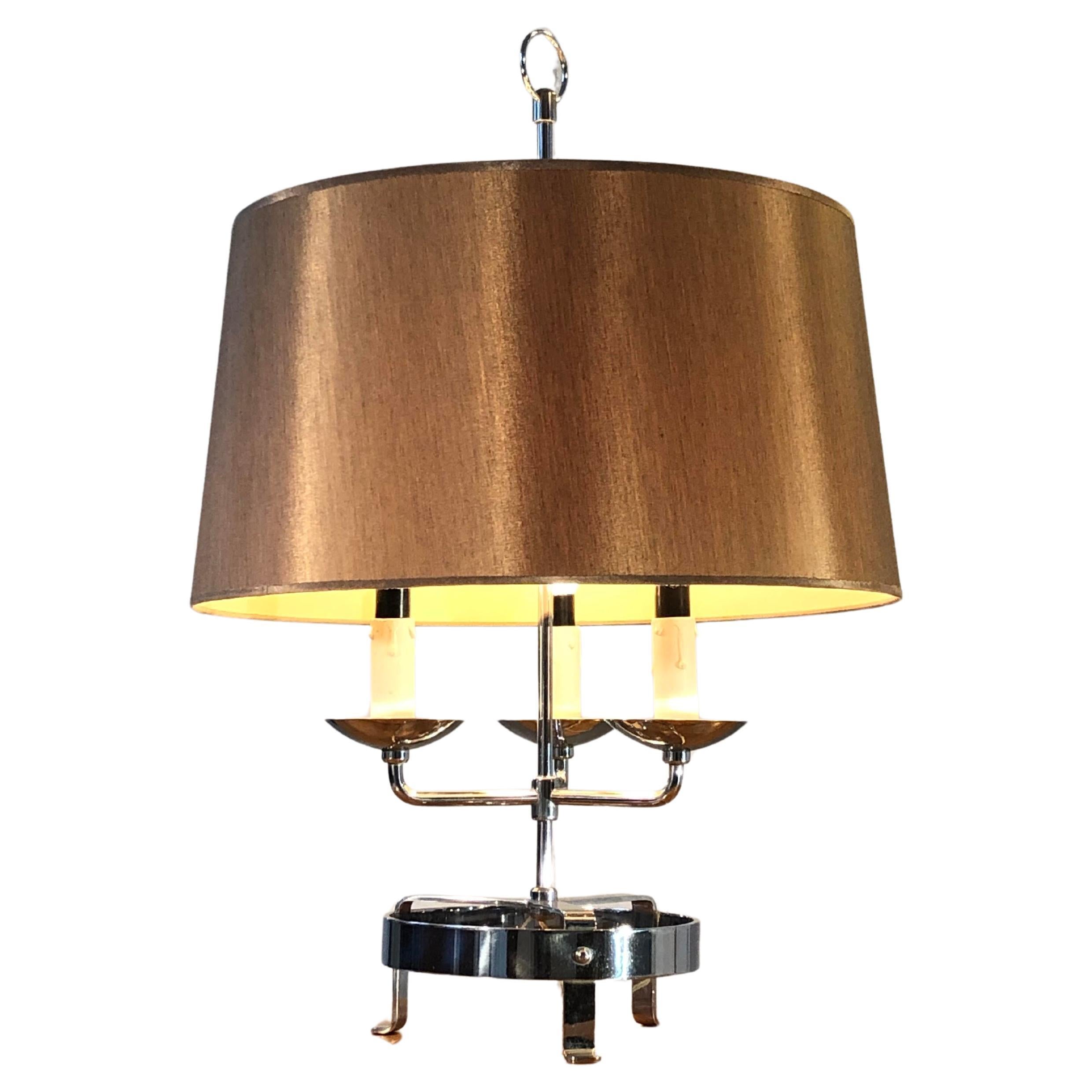 Elegante runde Lampe mit dreibeiniger Struktur und 3 Leuchten, Art-deco, Modernismus, Neoklassizismus, Shabby-Chic, verchromte Metallstruktur, die 3 Leuchten trägt, Teleskopsystem, das die Verstellung des Lampenschirms ermöglicht, aus