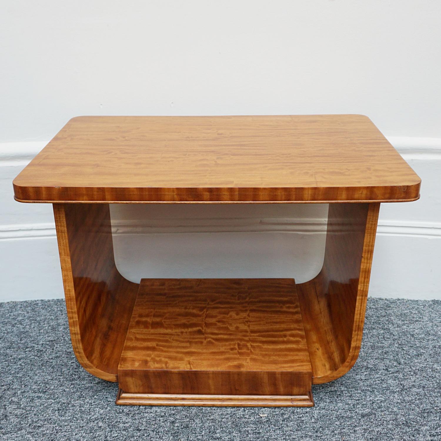 An Art Deco side table. Walnut veneered with a stepped base.

Dimensions: H 51.5cm W 68.5cm D 44.5cm

Origin: English

Date: circa 1935

Item Number: 0206231.
