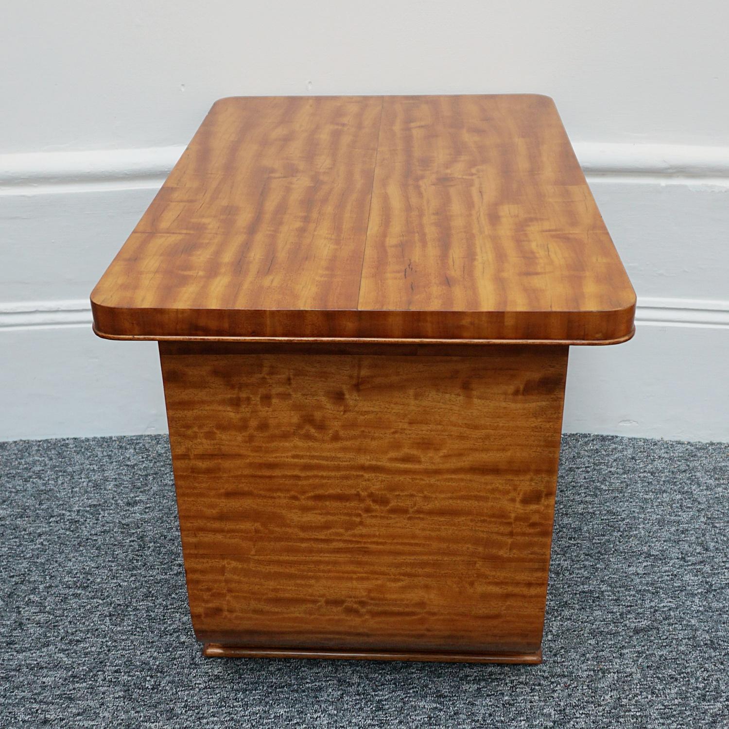 Art Deco Walnut Side Table In Good Condition In Forest Row, East Sussex