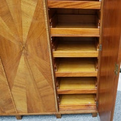 Kleiderschrank im Art-déco-Stil aus gemasertem Nussbaumholz, um 1935