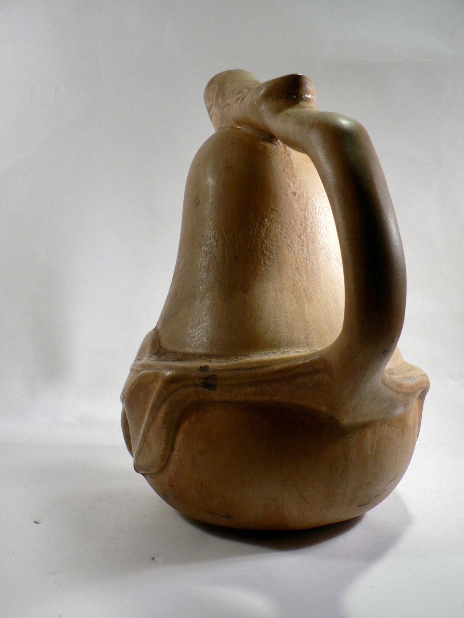 An Art Deco water pitcher in pear-shaped stoneware France mid-20th century In Good Condition For Sale In SOTTEVILLE-LÈS-ROUEN, FR