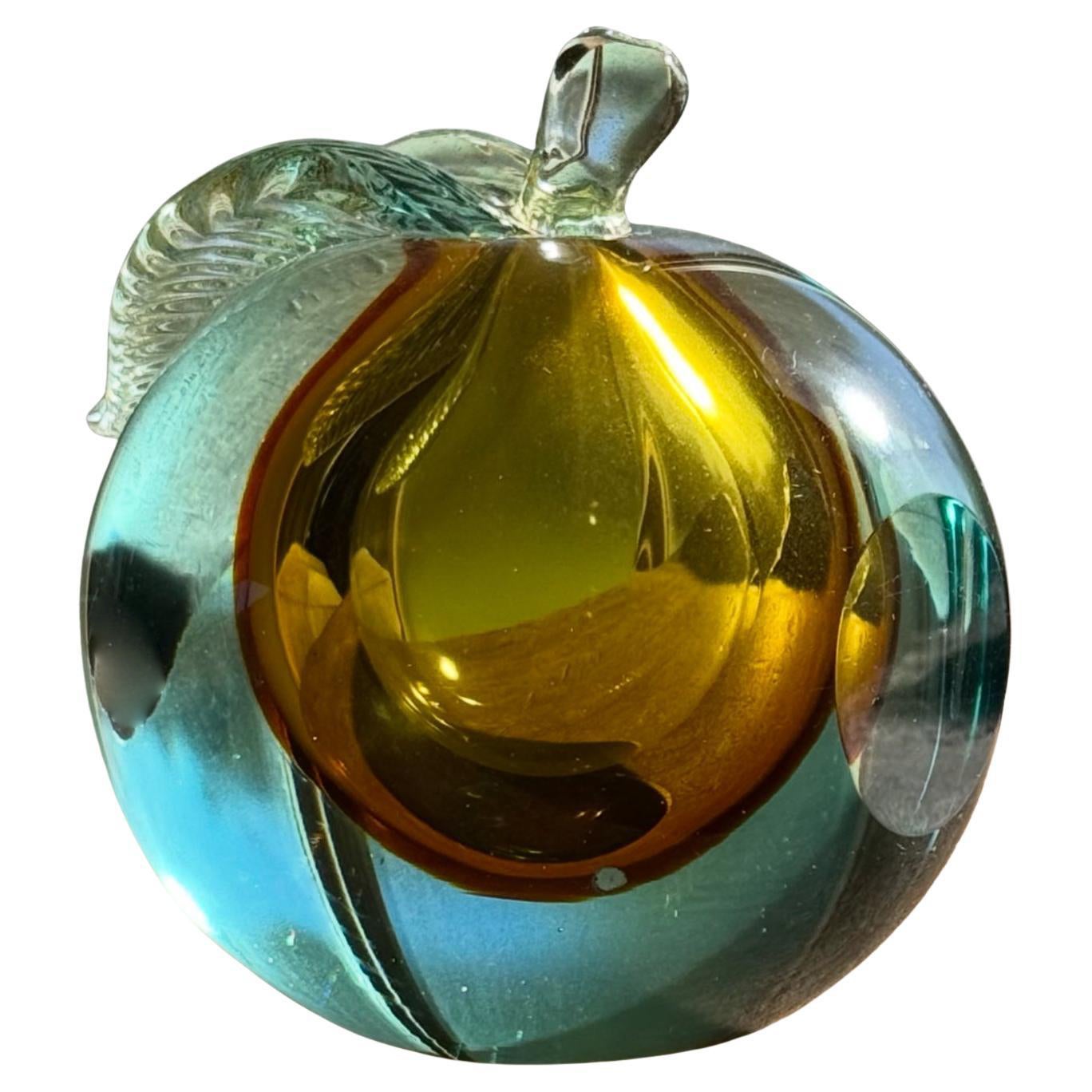 Eine Apfelskulptur aus Kunstglas aus Murano, 20. Jahrhundert
