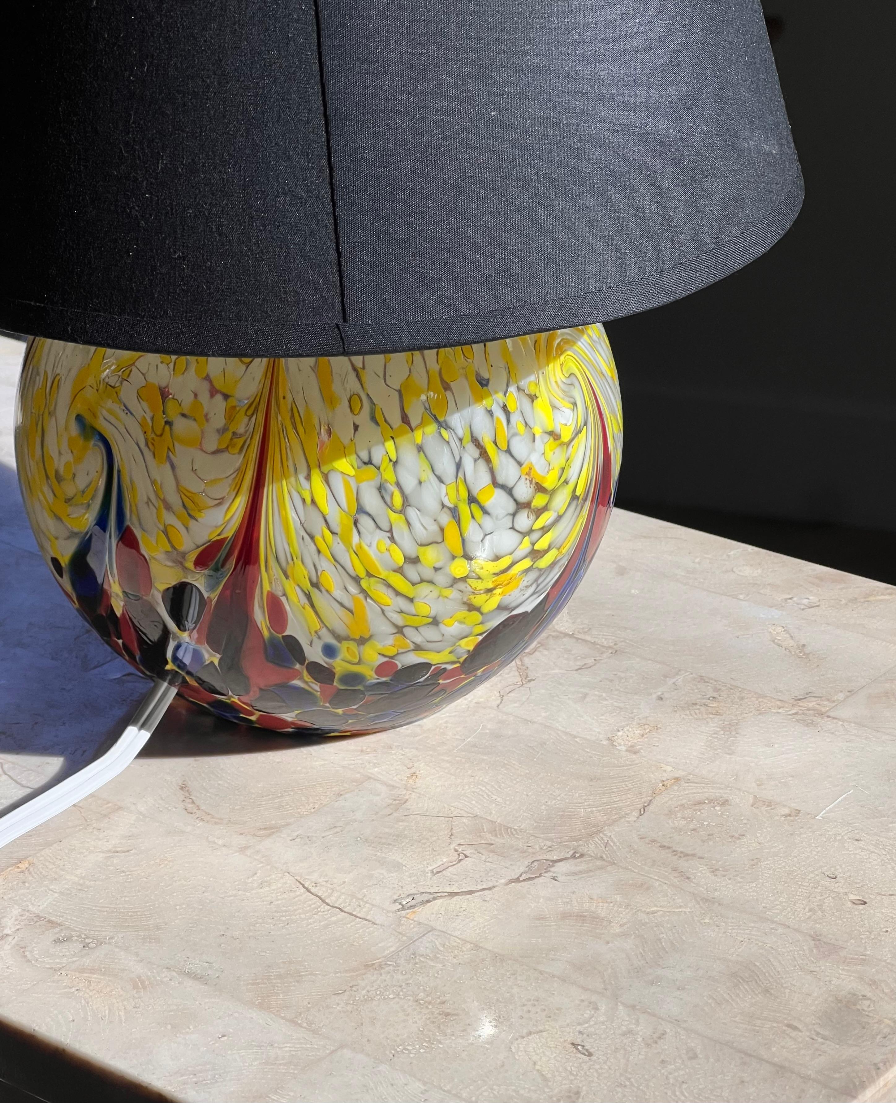 Eine Glaskugel-Tischlampe aus Kunstglas, 20. Jahrhundert im Angebot 4