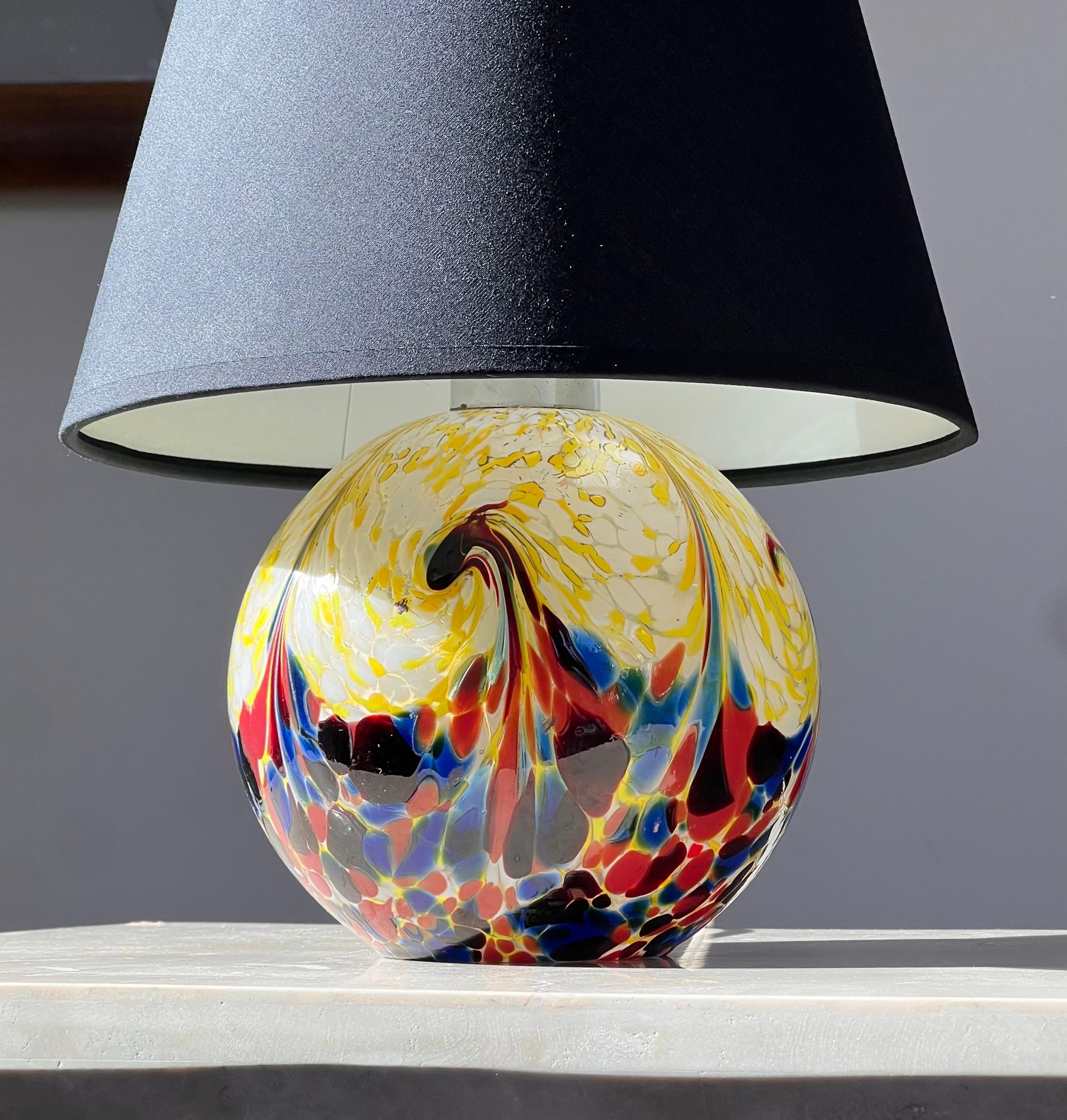 Eine Glaskugel-Tischlampe aus Kunstglas, 20. Jahrhundert im Angebot 5