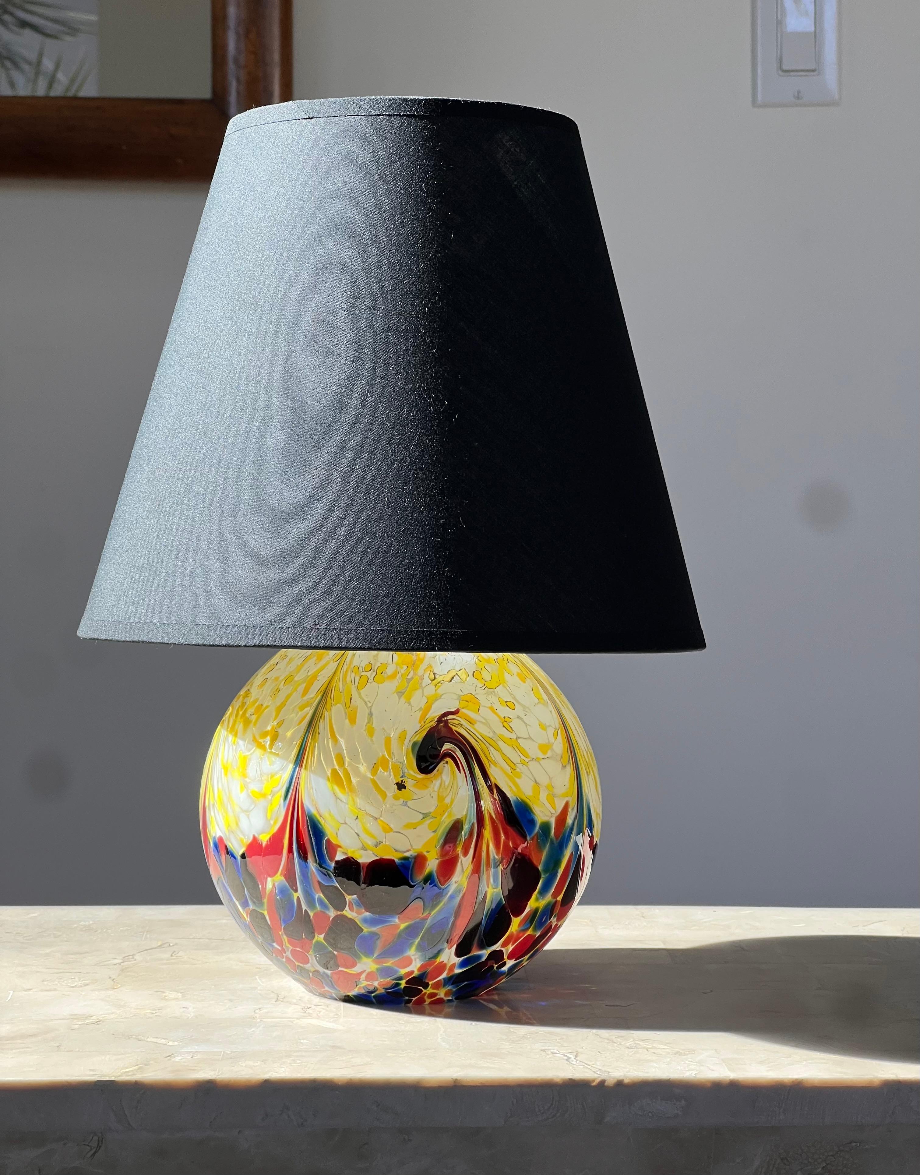 Eine Glaskugel-Tischlampe aus Kunstglas, 20. Jahrhundert im Angebot 6