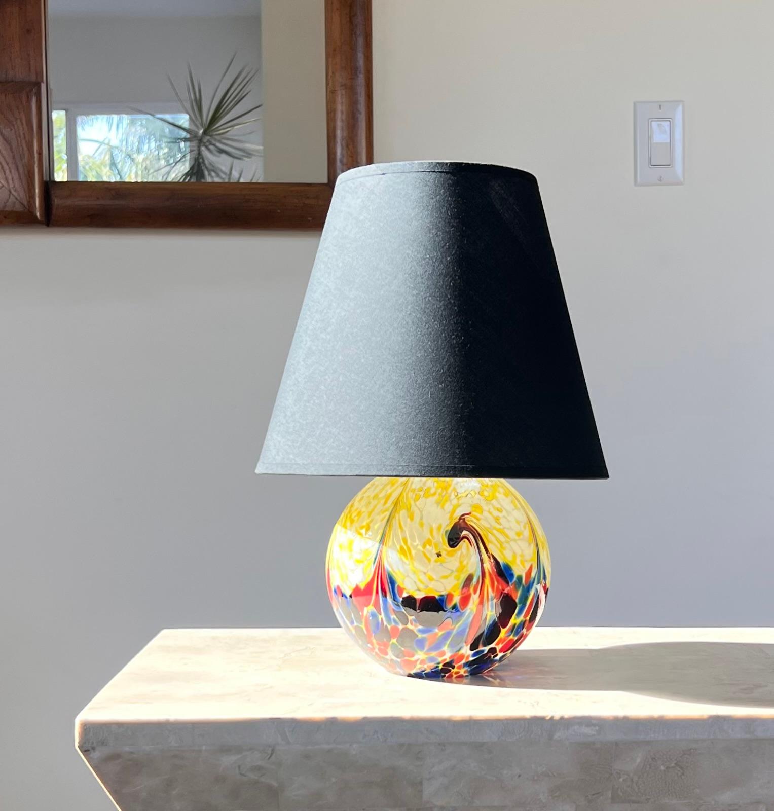 Eine Glaskugel-Tischlampe aus Kunstglas, 20. Jahrhundert im Angebot 7