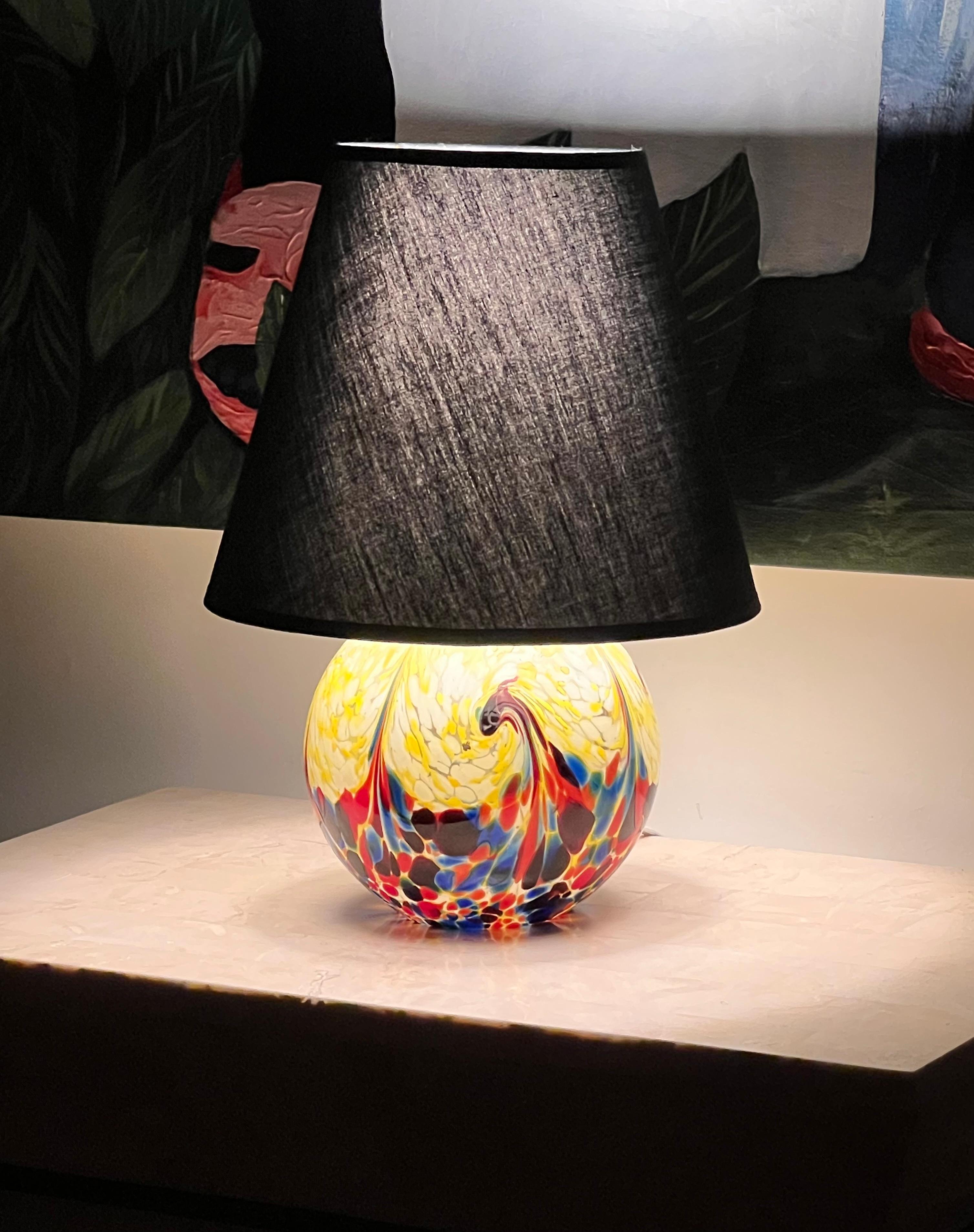 Eine Glaskugel-Tischlampe aus Kunstglas, 20. Jahrhundert im Angebot 8
