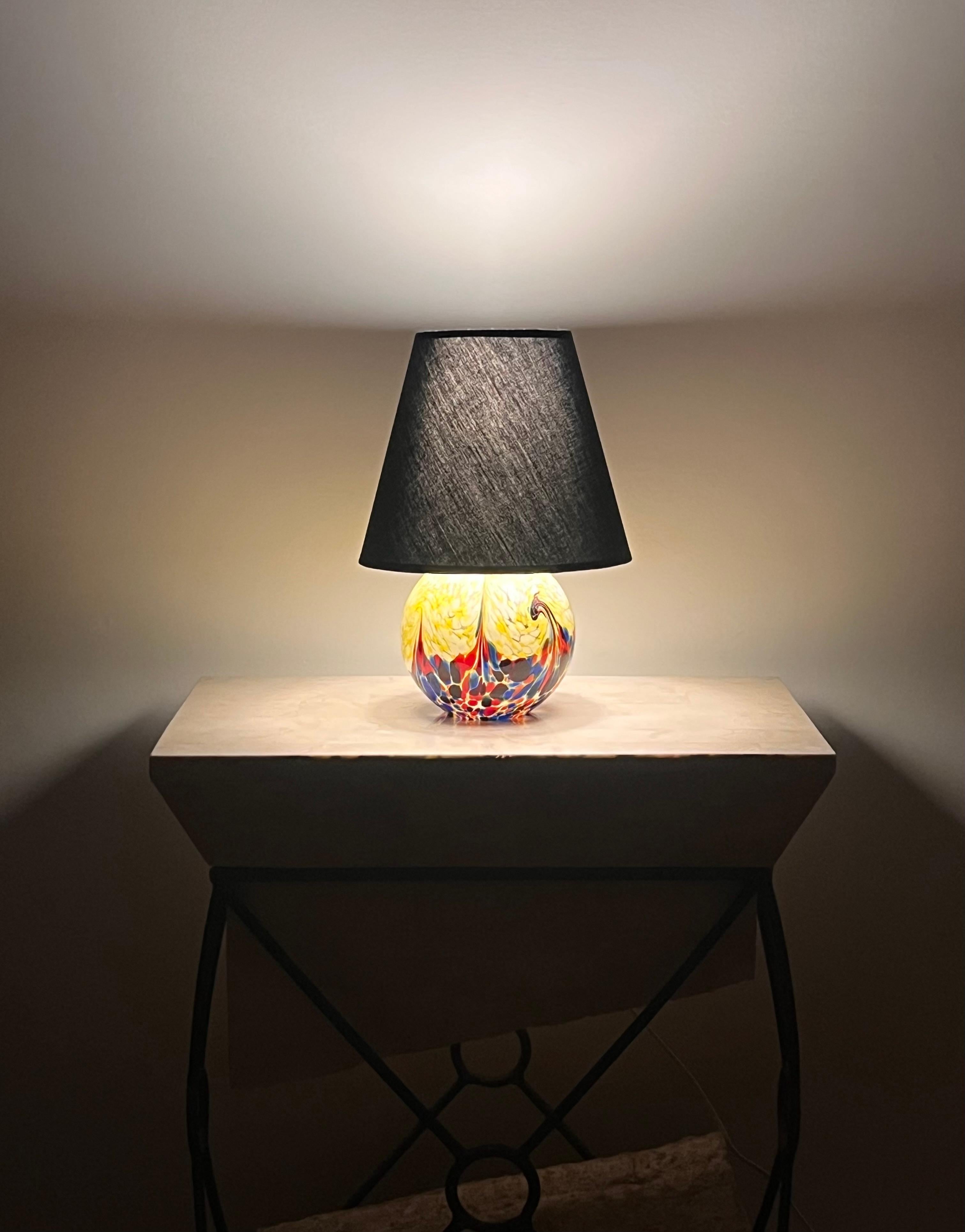 Eine Glaskugel-Tischlampe aus Kunstglas, 20. Jahrhundert im Angebot 9