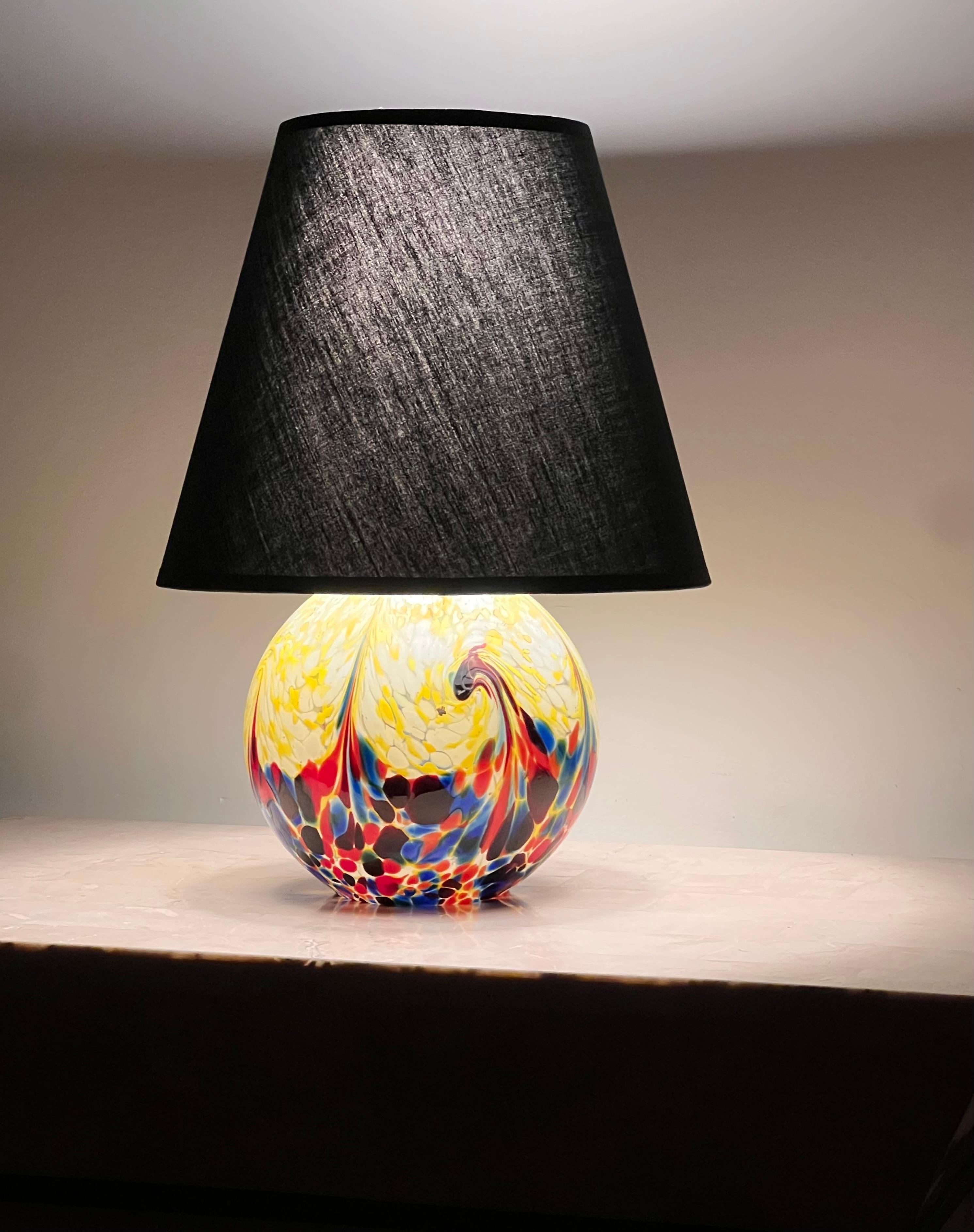 Eine Glaskugel-Tischlampe aus Kunstglas, 20. Jahrhundert im Angebot 10
