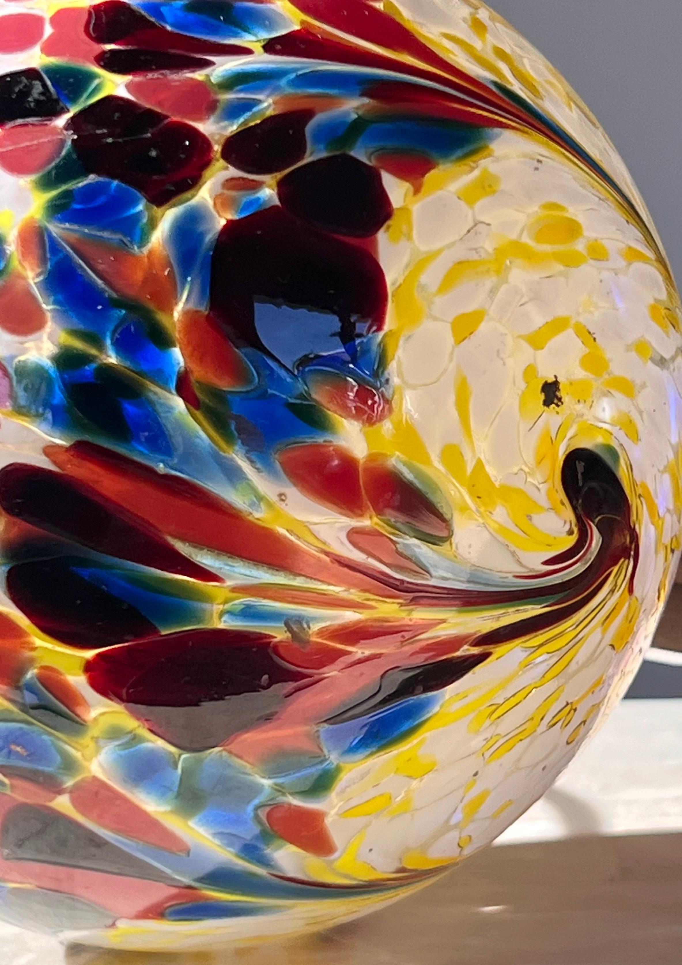 Eine Glaskugel-Tischlampe aus Kunstglas, 20. Jahrhundert im Angebot 11