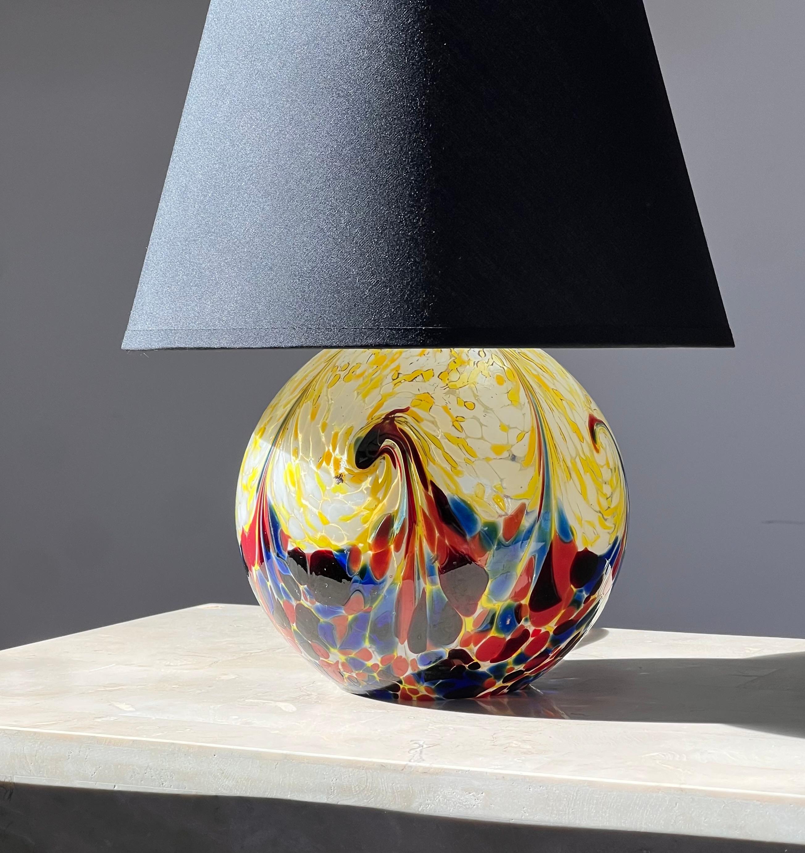 Eine Glaskugel-Tischlampe aus Kunstglas, 20. Jahrhundert im Angebot 12