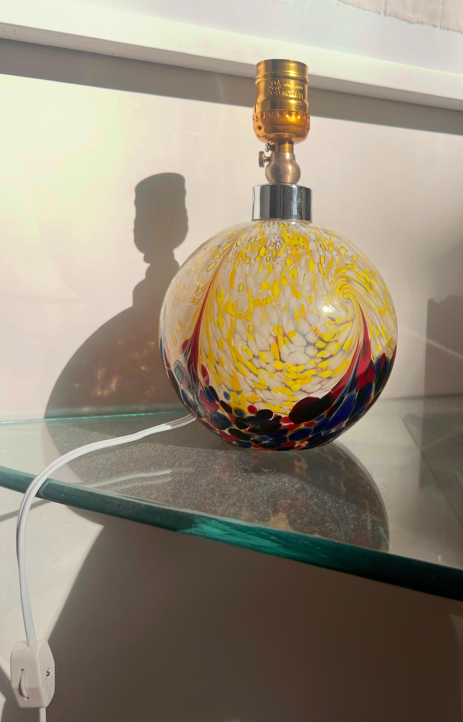 Eine Glaskugel-Tischlampe aus Kunstglas, 20. Jahrhundert im Angebot 13