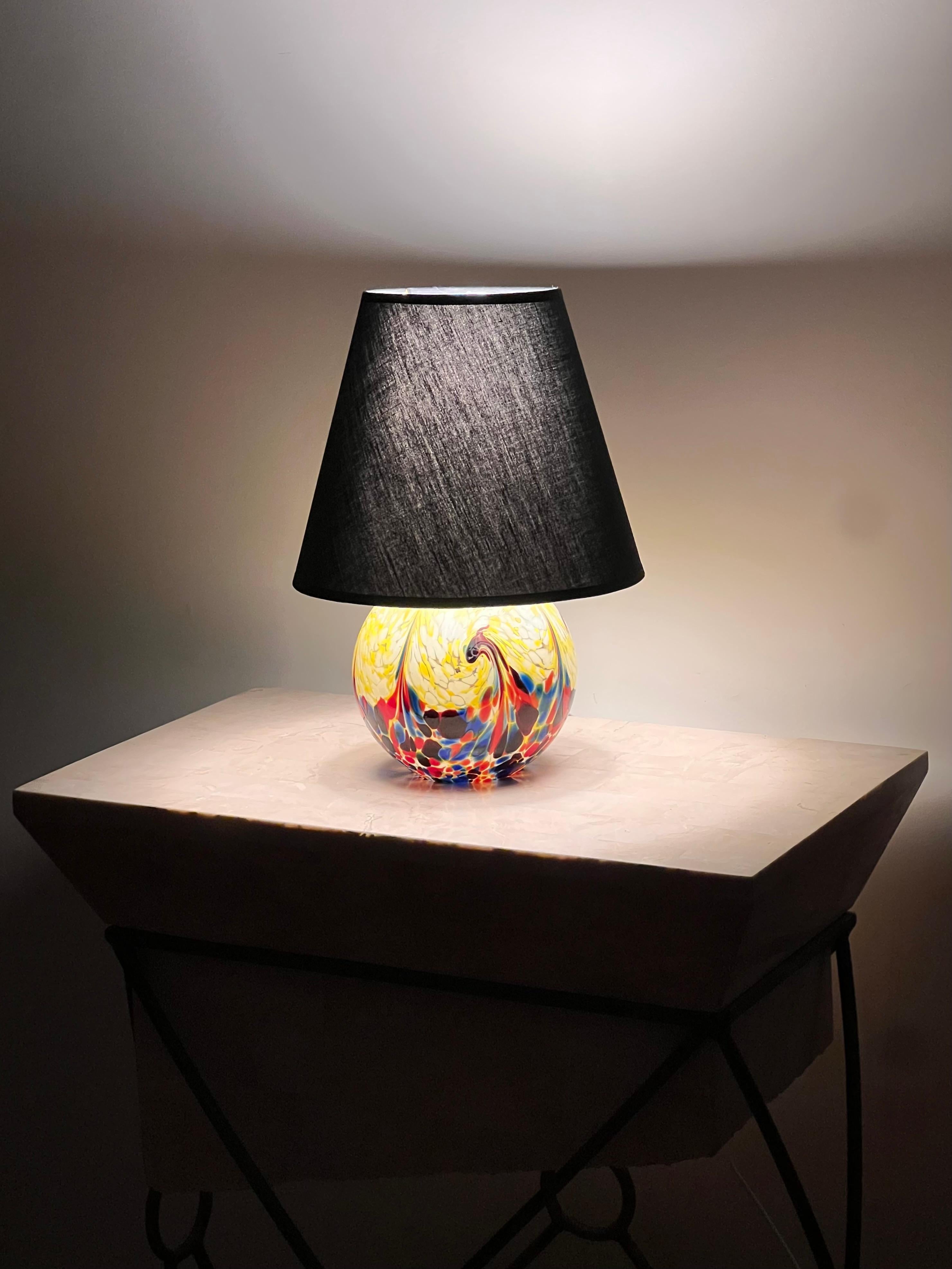 Tischlampe mit Glaskugel, frühes 20. Jahrhundert. Töne von geschmolzener Butter, Kobalt und Kirsche. Die Lampe wurde professionell neu verkabelt - daher der moderne Stecker. Auch der Farbton ist neu. Abholung in Central West Los Angeles oder Versand