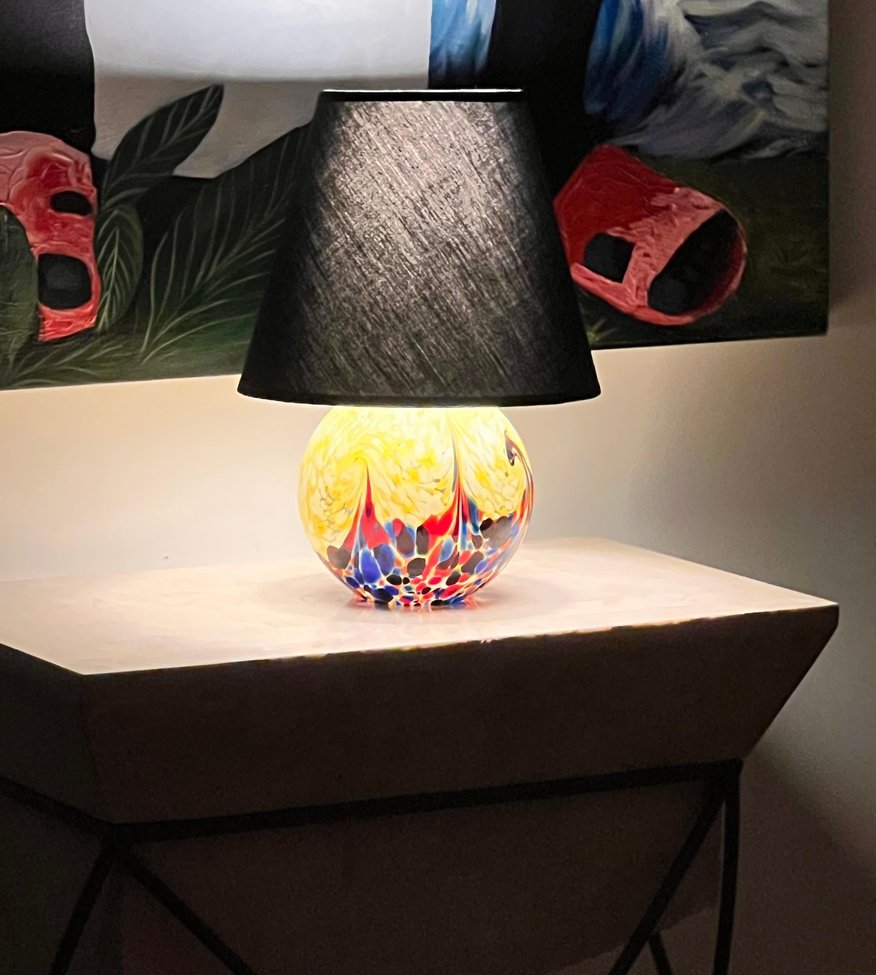 Eine Glaskugel-Tischlampe aus Kunstglas, 20. Jahrhundert (Moderne der Mitte des Jahrhunderts) im Angebot