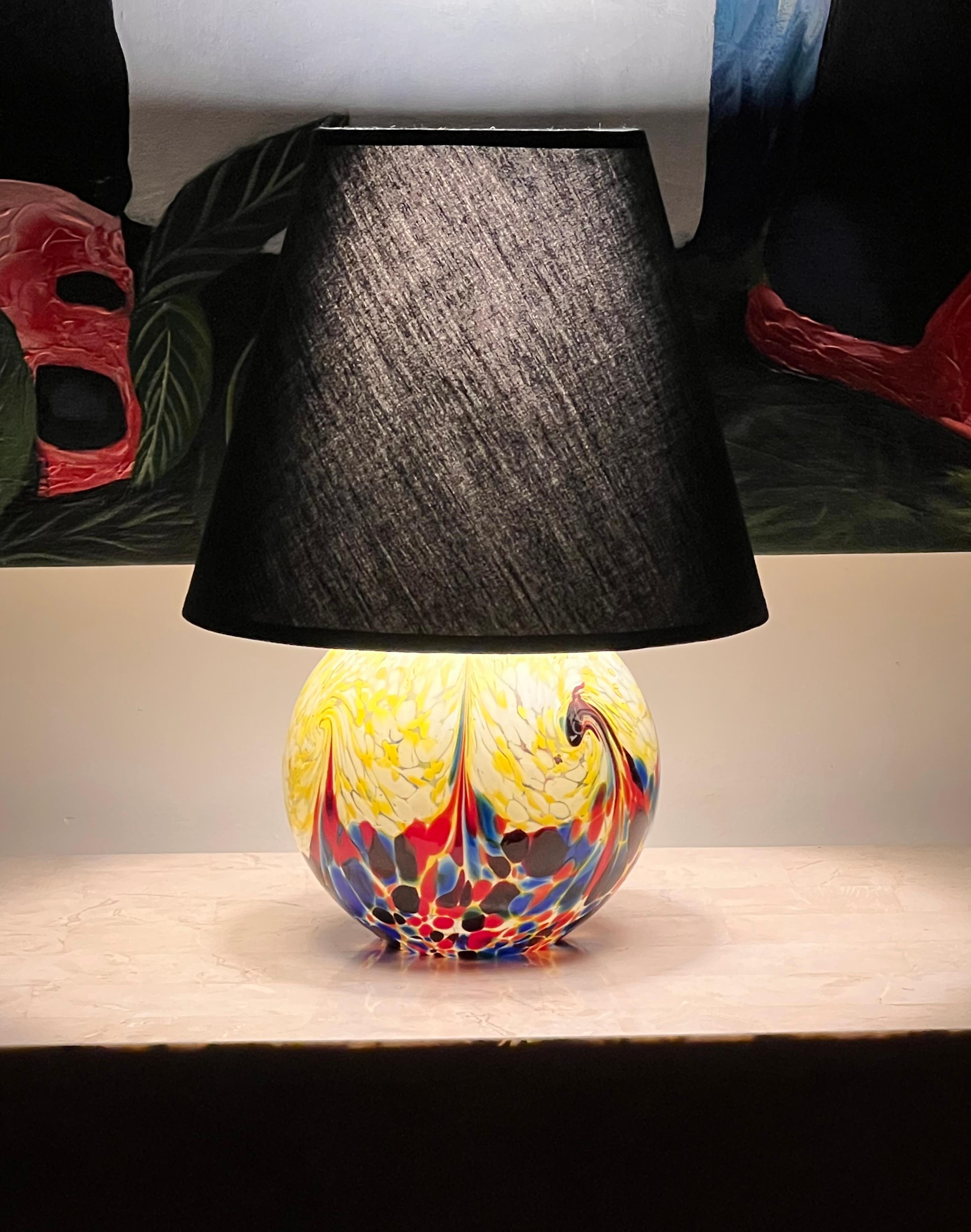 Eine Glaskugel-Tischlampe aus Kunstglas, 20. Jahrhundert (Unbekannt) im Angebot