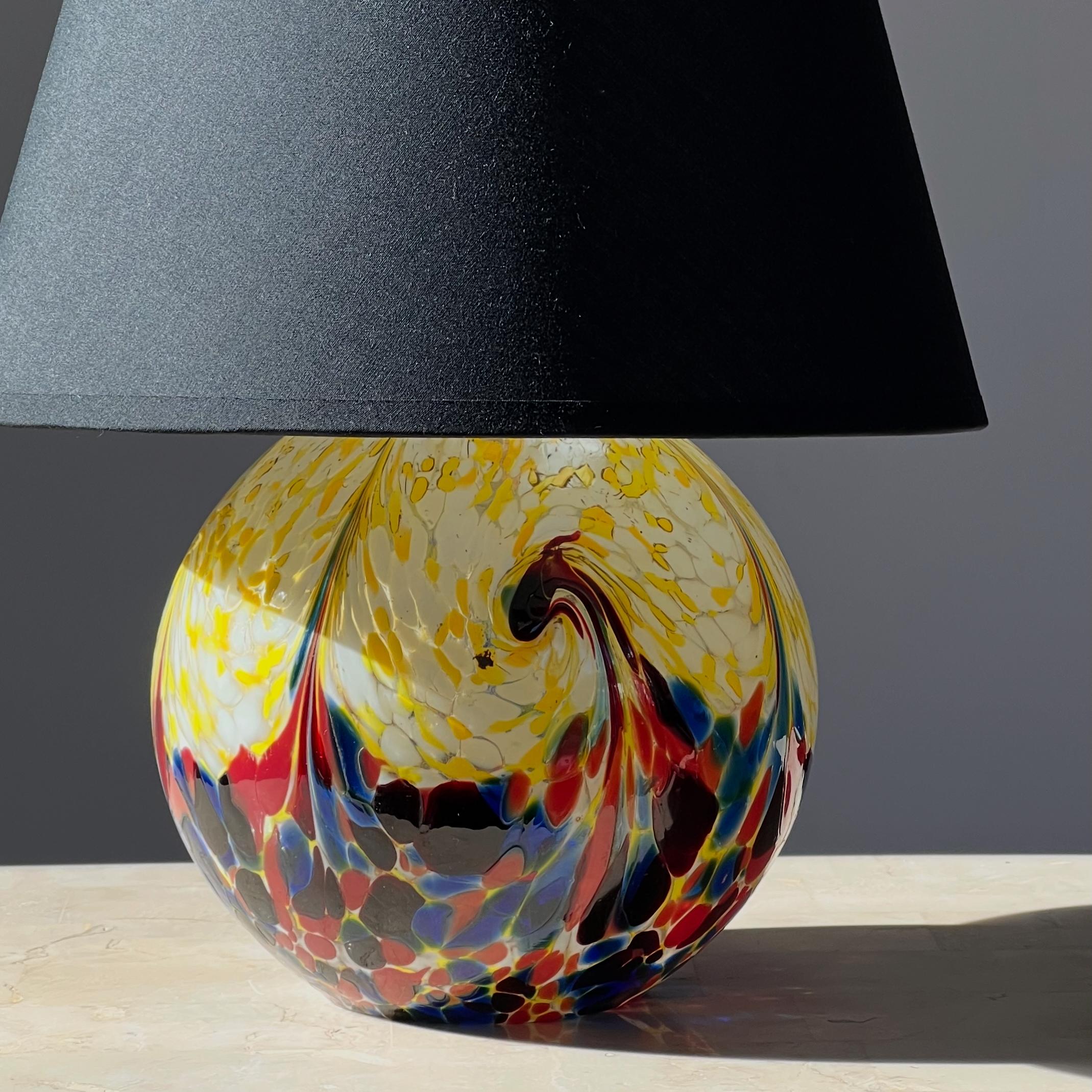 Eine Glaskugel-Tischlampe aus Kunstglas, 20. Jahrhundert im Zustand „Gut“ im Angebot in View Park, CA