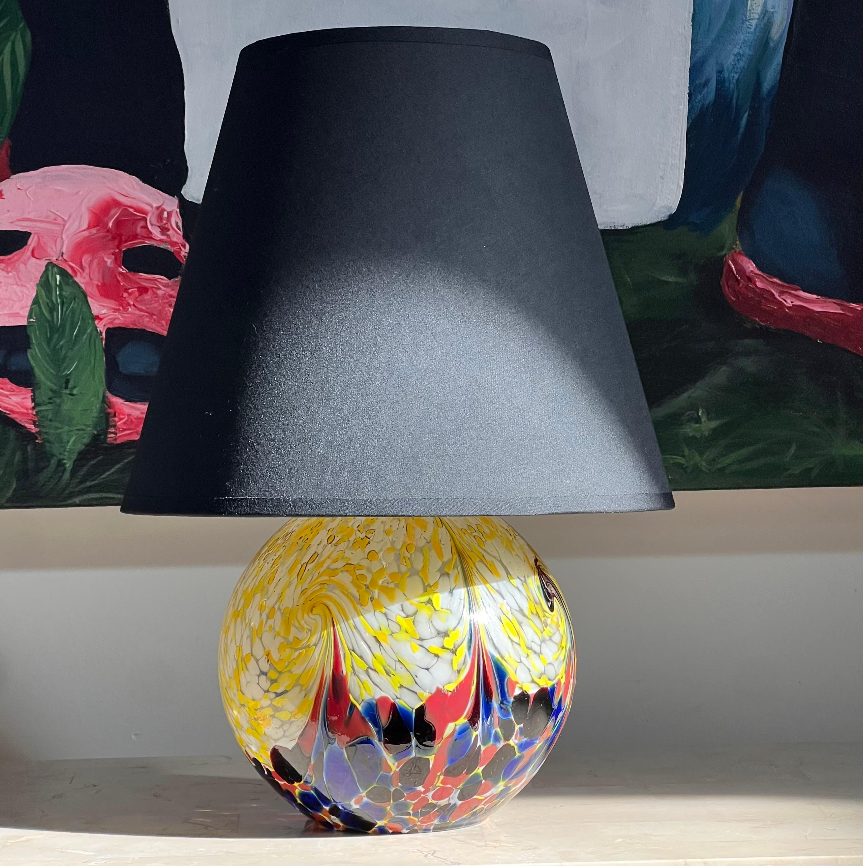 Eine Glaskugel-Tischlampe aus Kunstglas, 20. Jahrhundert (Metall) im Angebot
