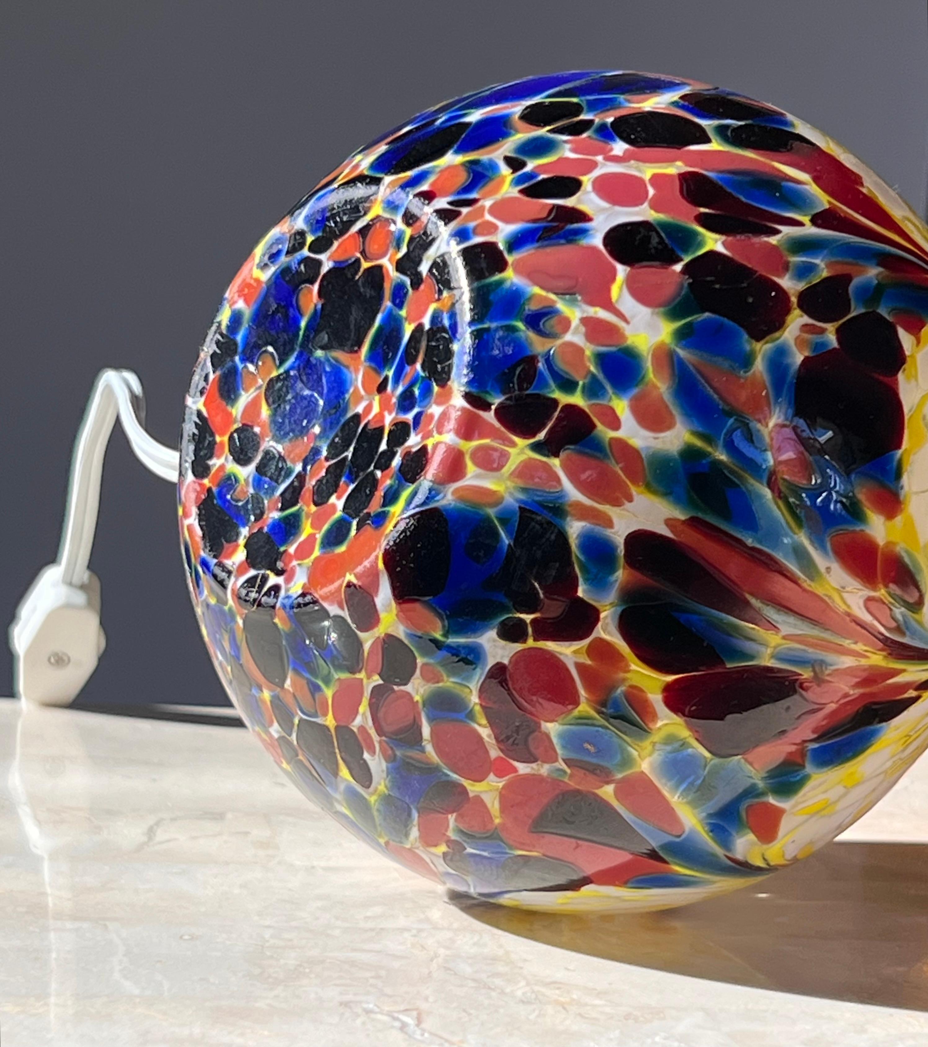Eine Glaskugel-Tischlampe aus Kunstglas, 20. Jahrhundert im Angebot 1