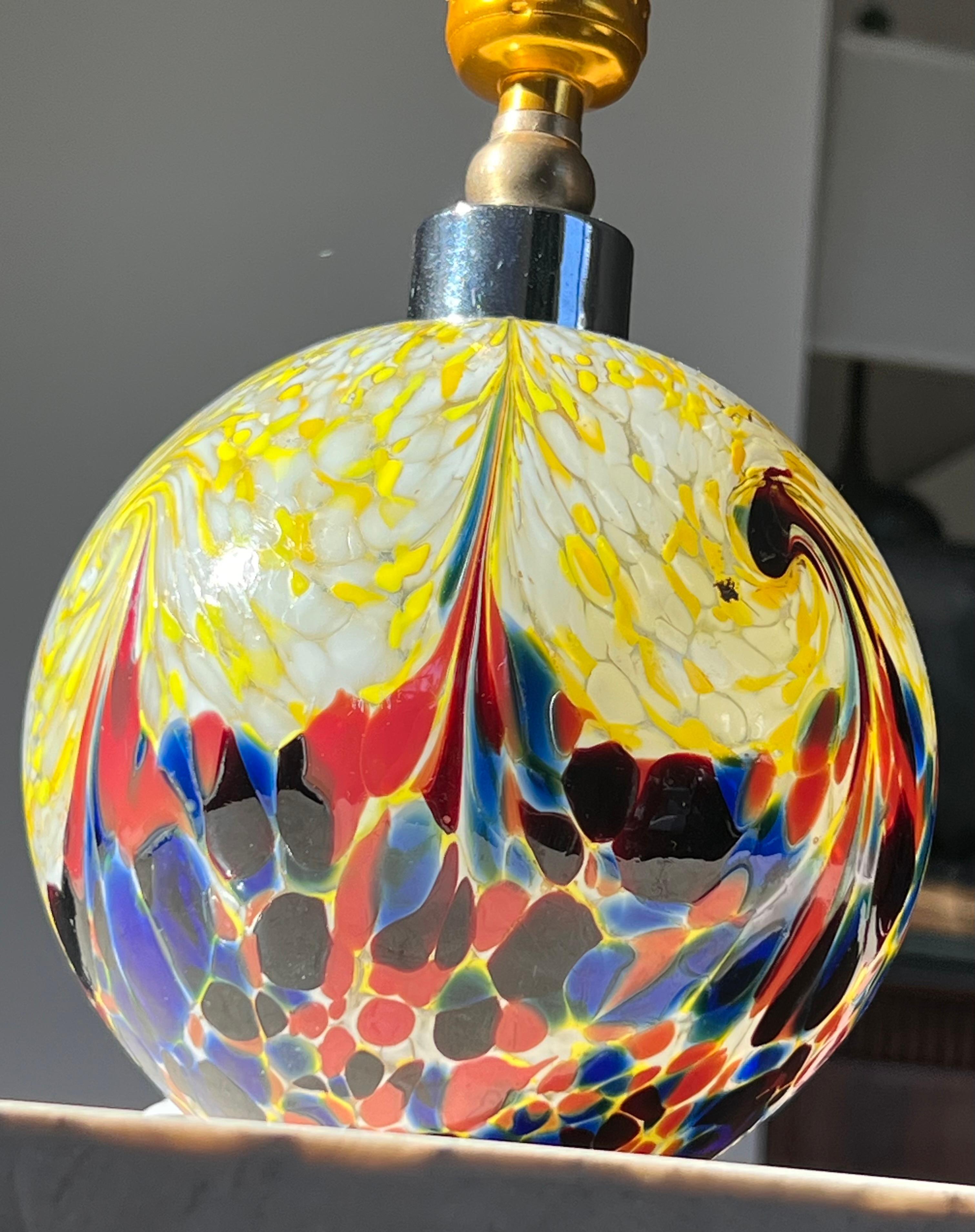 Eine Glaskugel-Tischlampe aus Kunstglas, 20. Jahrhundert im Angebot 2