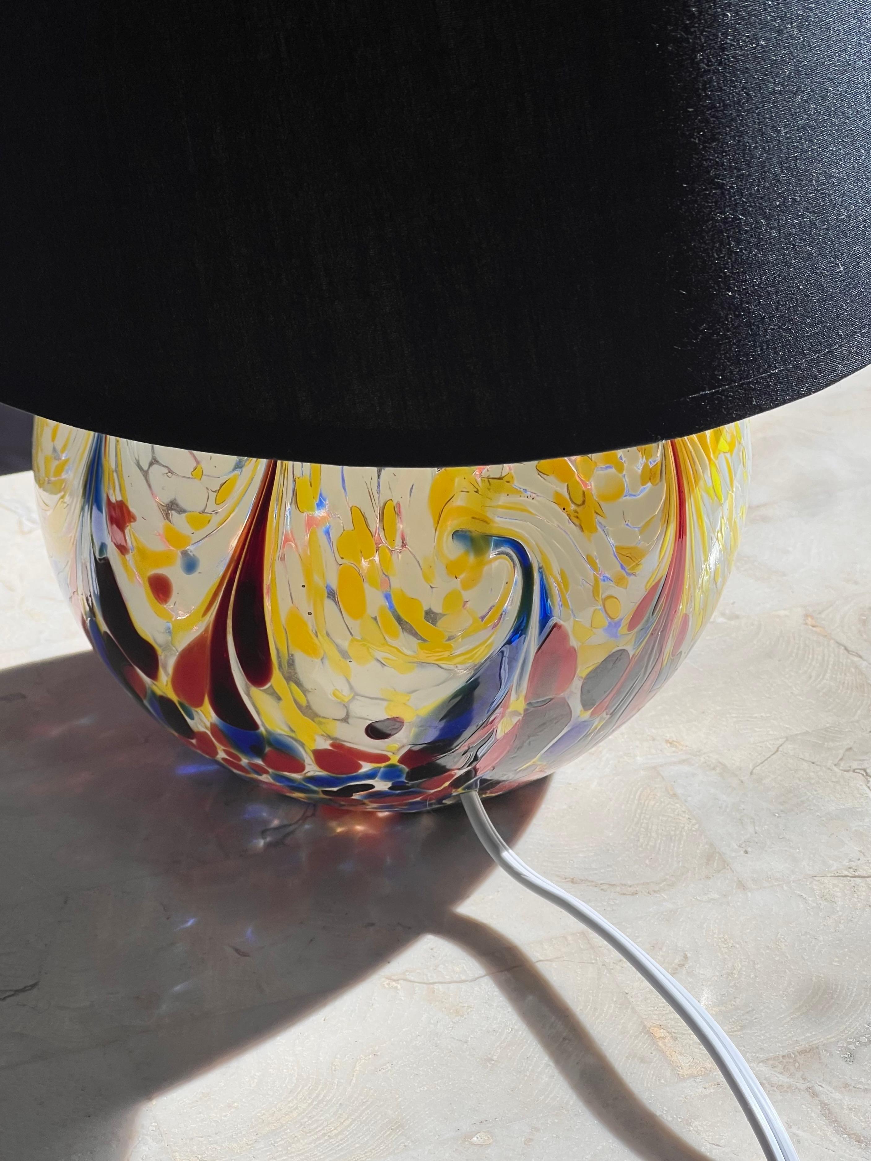 Eine Glaskugel-Tischlampe aus Kunstglas, 20. Jahrhundert im Angebot 3