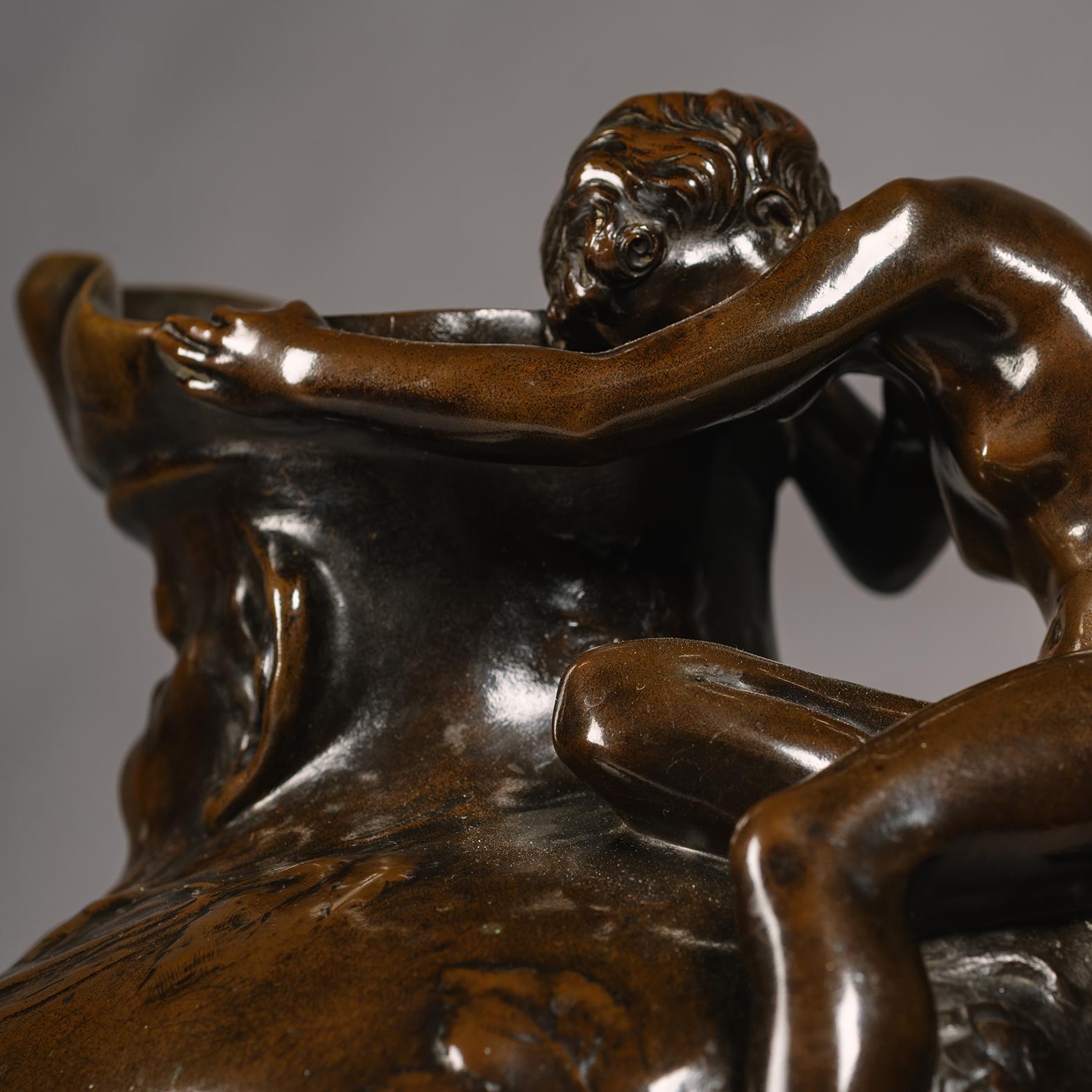 Figurale Jugendstil-Bronzekanne aus Bronze von Auguste Ledru (Patiniert) im Angebot