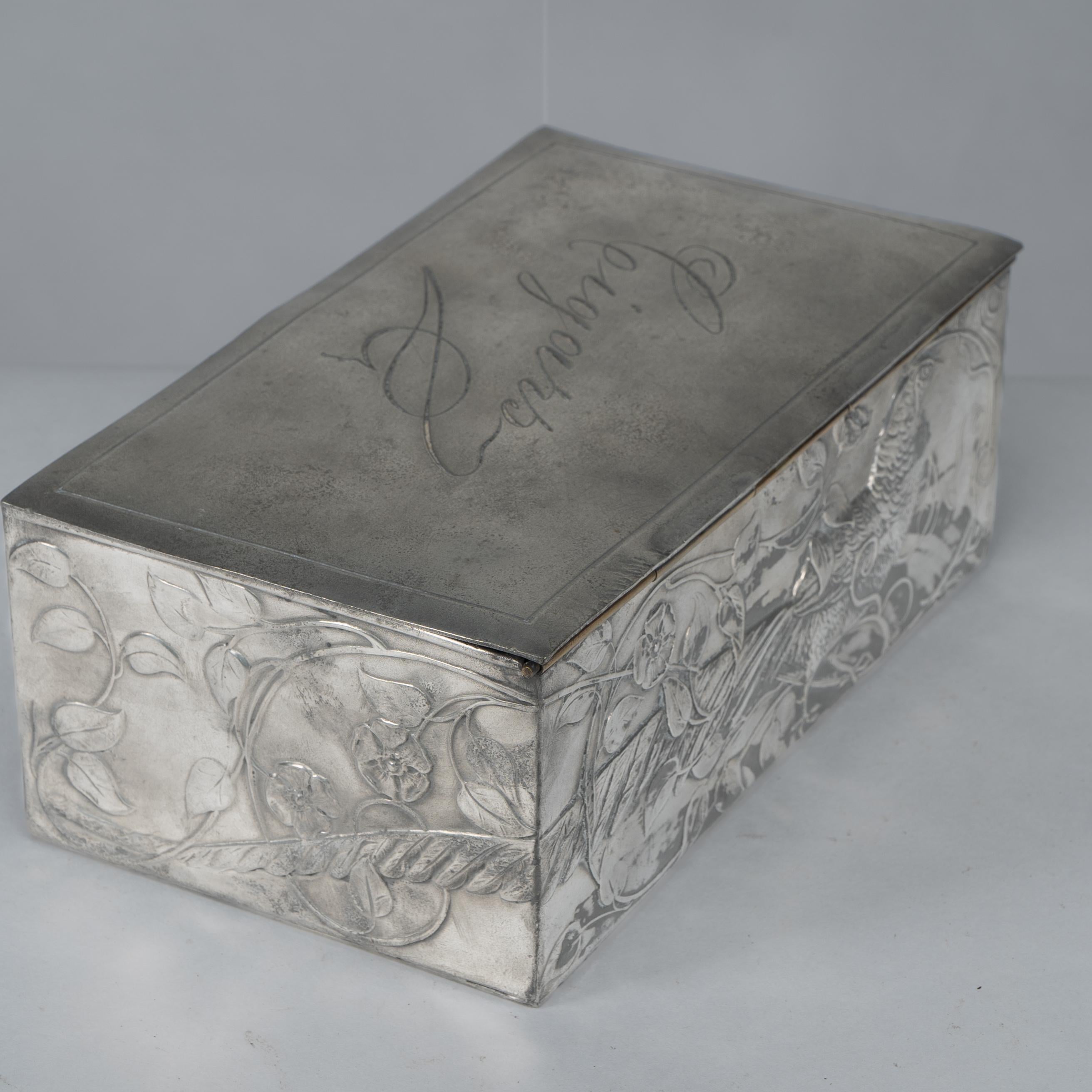 An Art Nouveau continental pewter cigar box w. cedar lining & decor of pheasant In Good Condition For Sale In London, GB