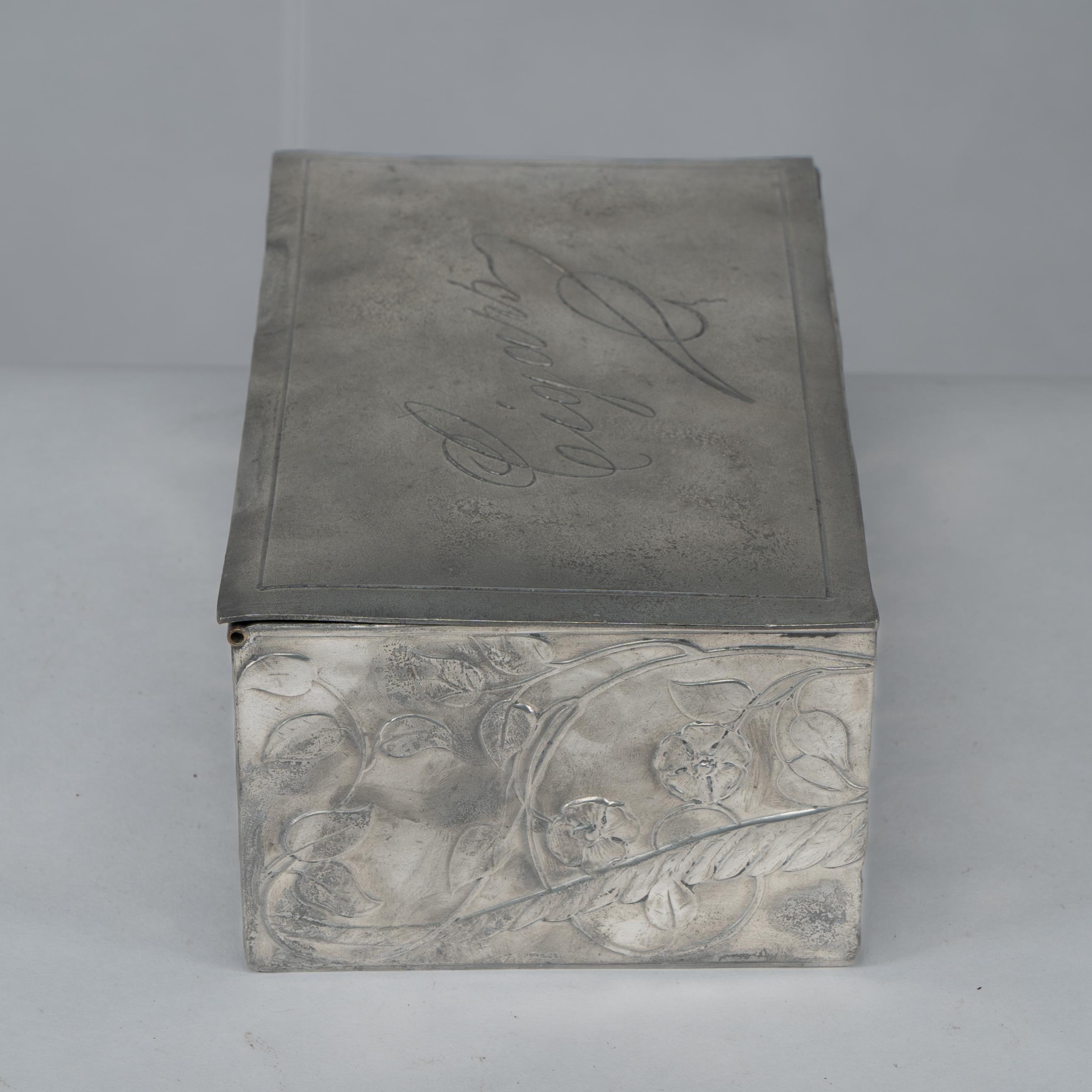 An Art Nouveau continental pewter cigar box w. cedar lining & decor of pheasant For Sale 1