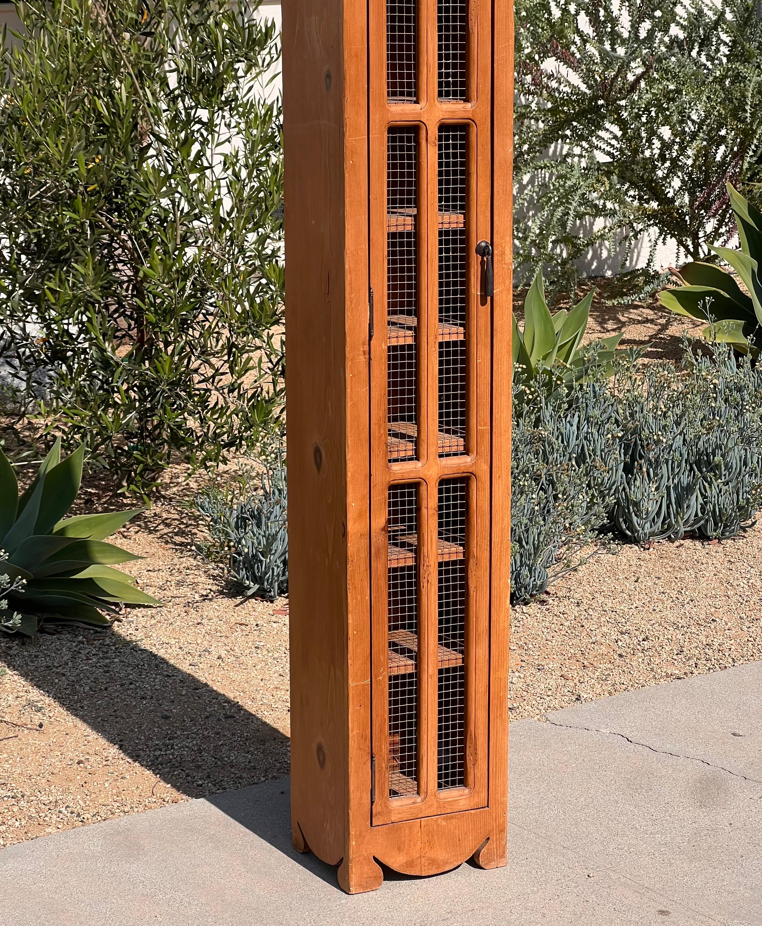 An Art Nouveau / craftsman pine tall narrow cabinet, early 20th century in vendita 9