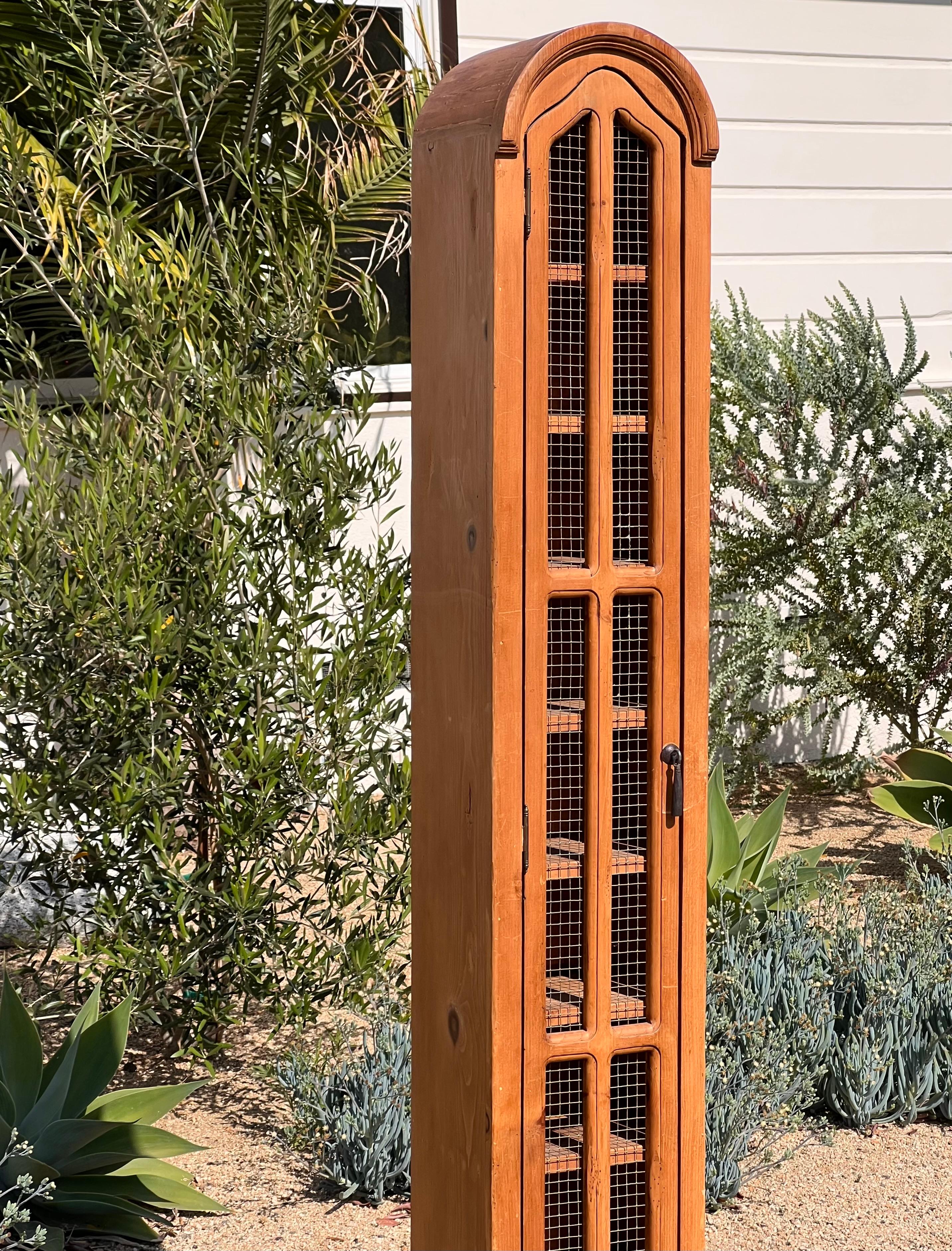 An Art Nouveau / craftsman pine tall narrow cabinet, early 20th century in vendita 10