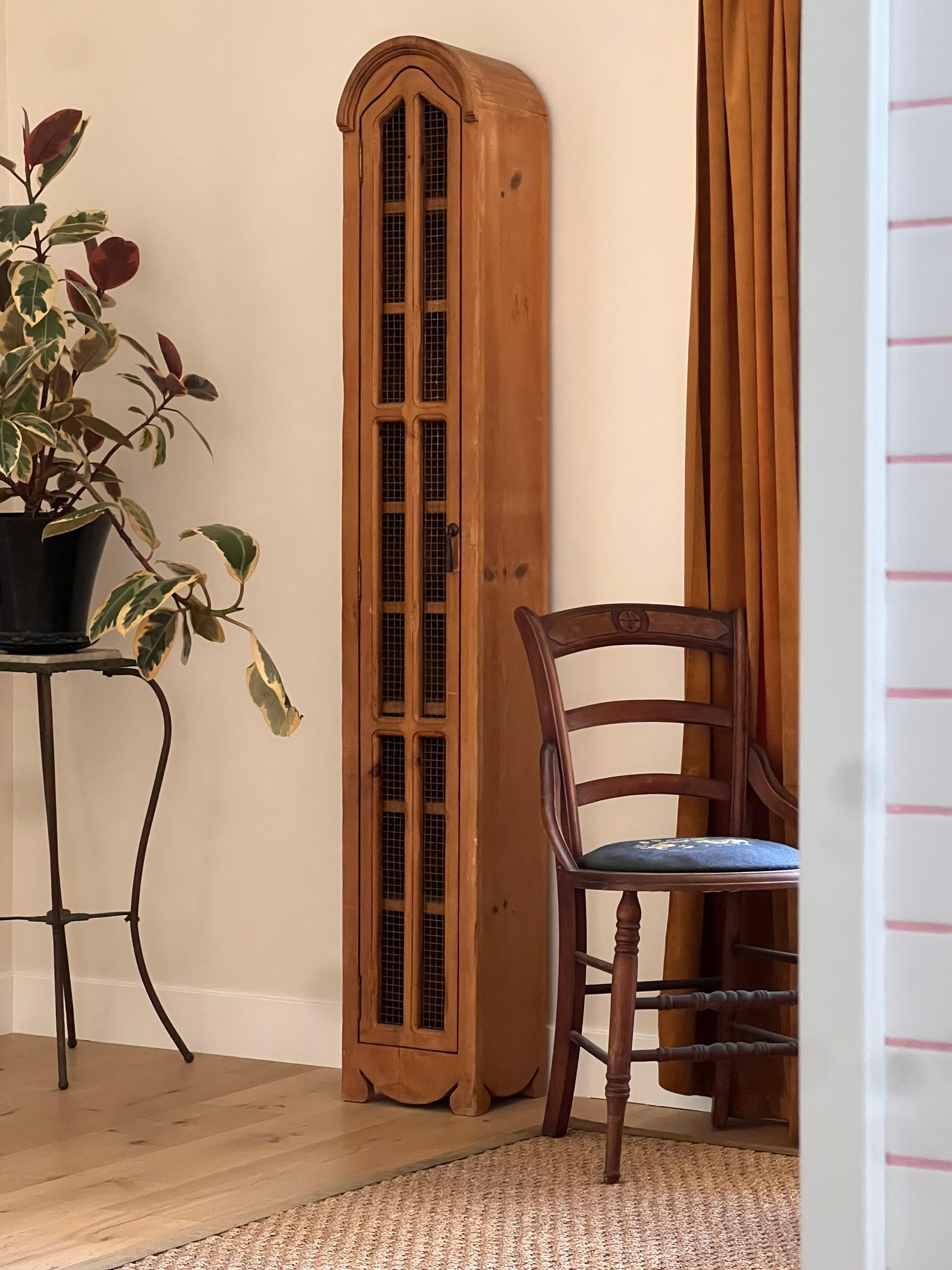 Ein hoher, schmaler Jugendstil-/Handwerkstisch aus Kiefernholz, frühes 20. Jahrhundert (Arts and Crafts) im Angebot
