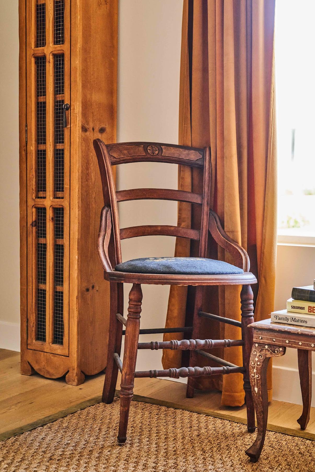 Ein hoher, schmaler Jugendstil-/Handwerkstisch aus Kiefernholz, frühes 20. Jahrhundert (Handgefertigt) im Angebot