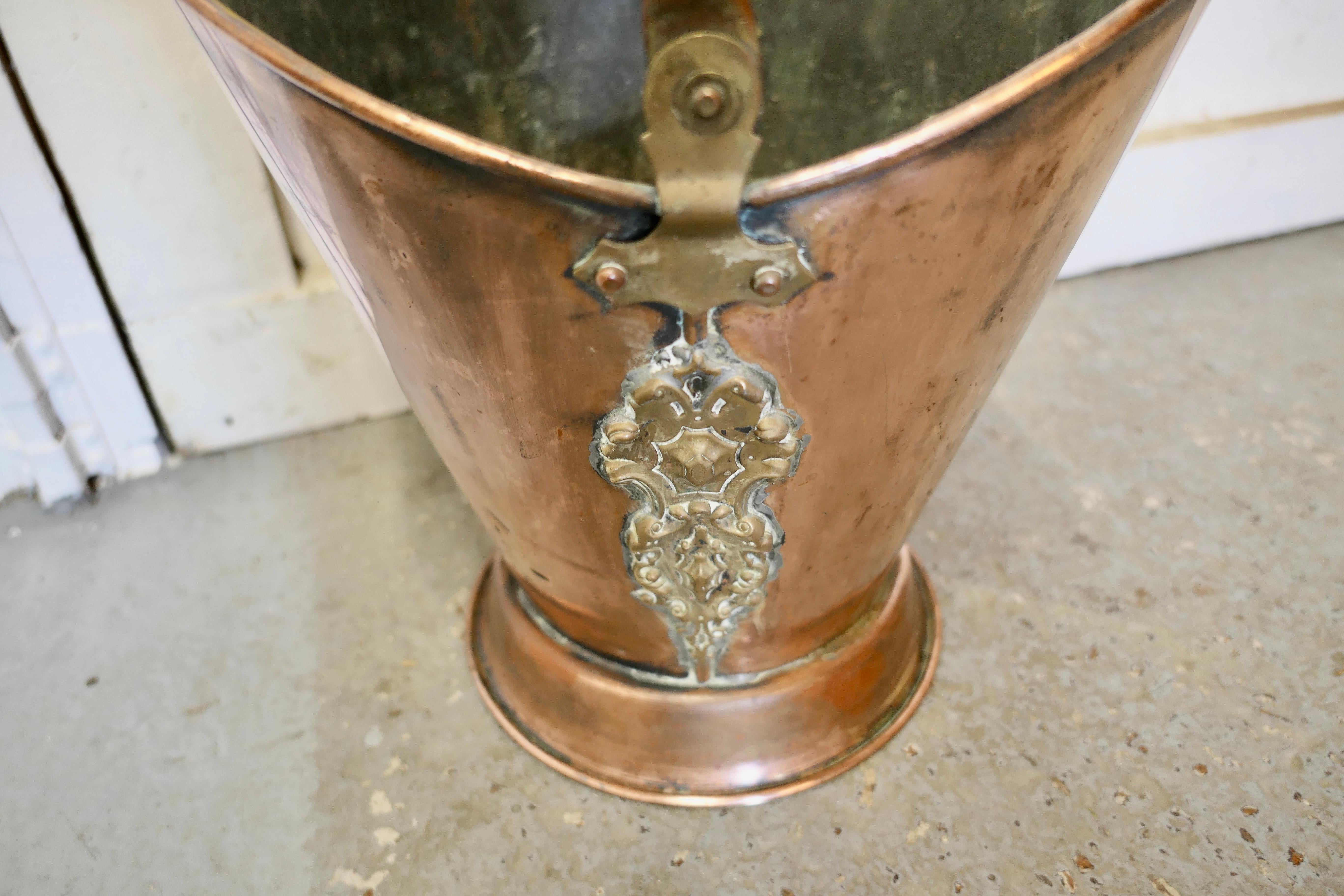 An Art Nouveau Embossed Copper Helmet Coal Scuttle In Good Condition For Sale In Chillerton, Isle of Wight